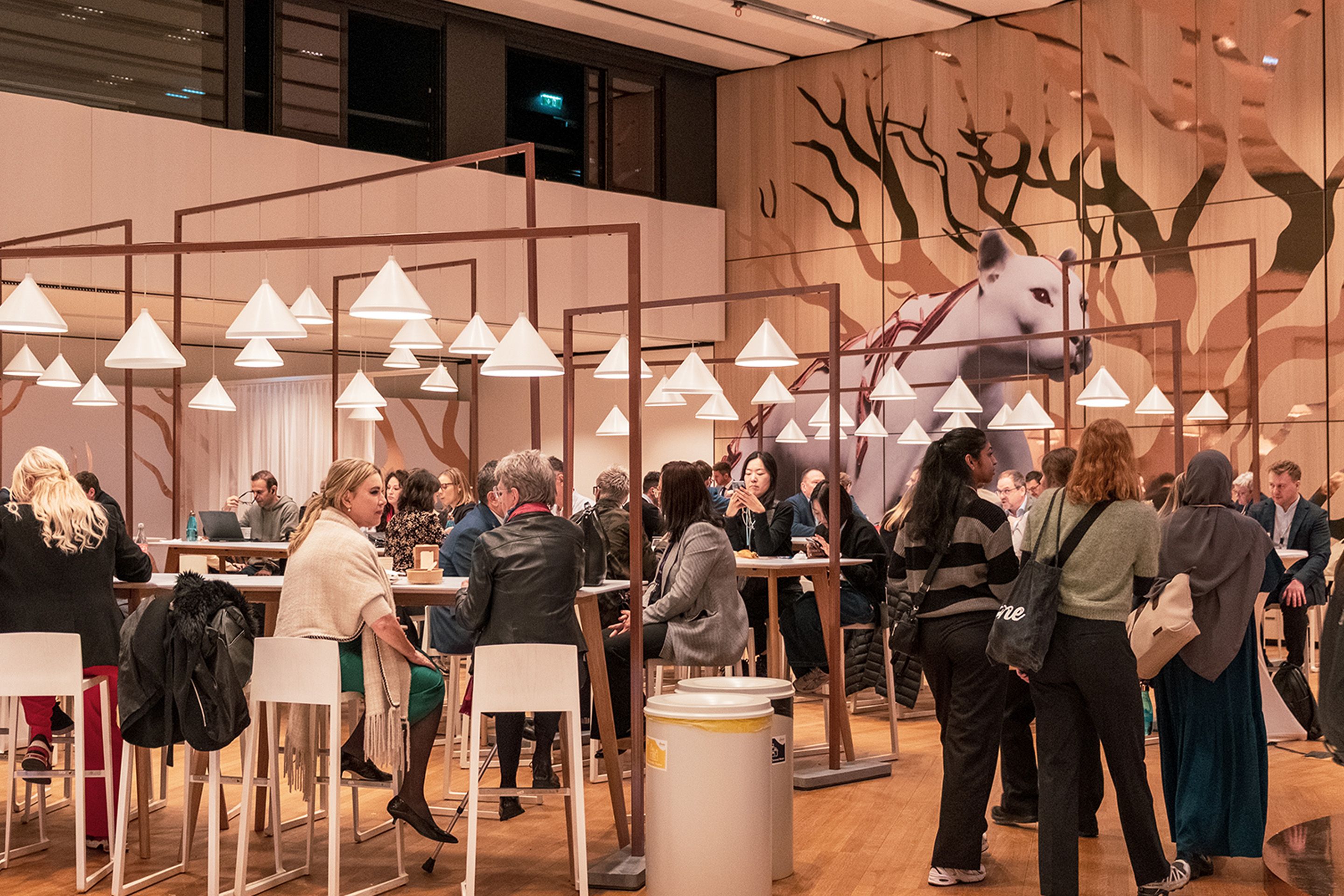 Lounge mit Sitzbereichen und weissen Lampen am ECR 2025 im Austria Center Vienna