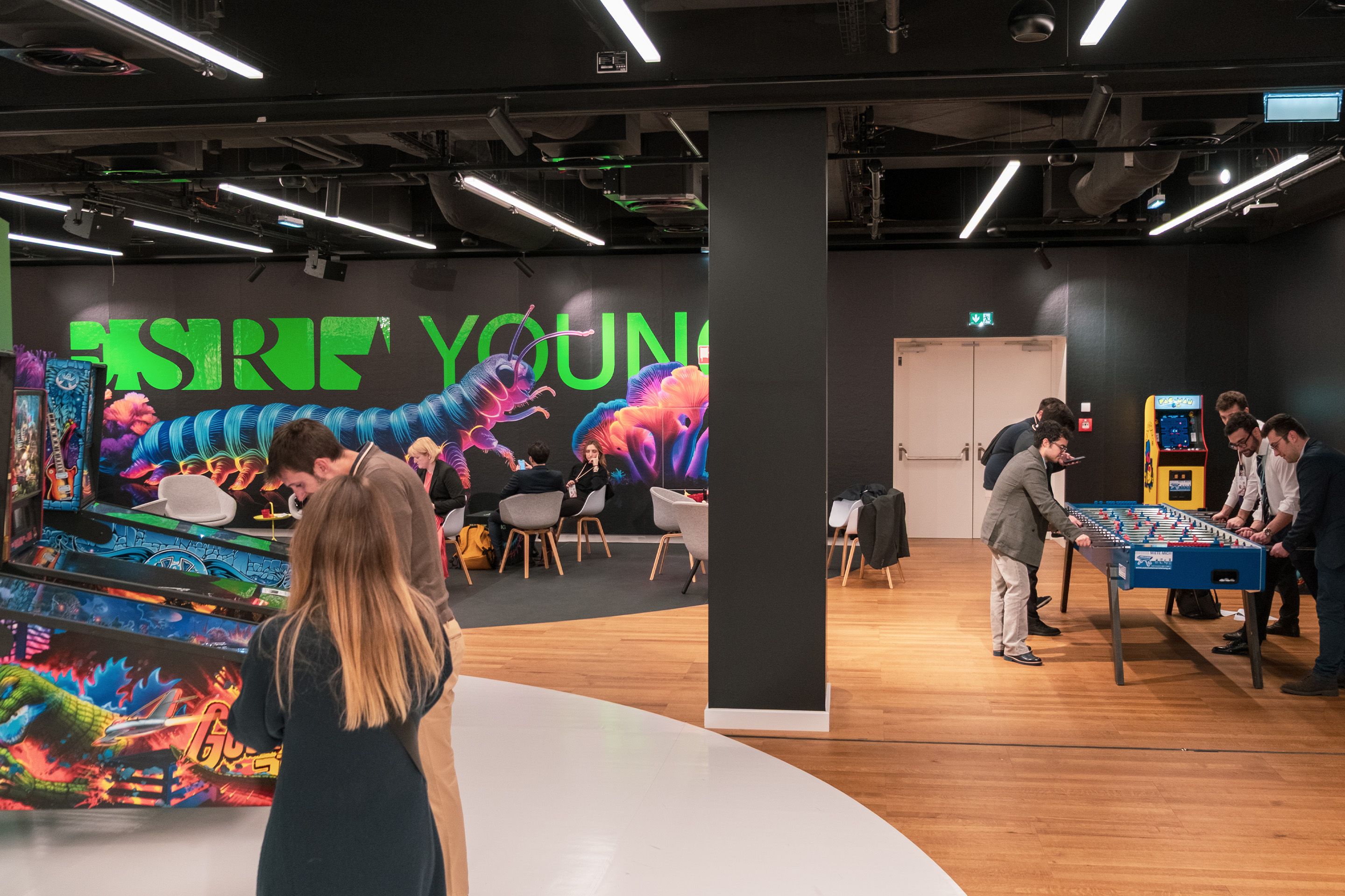 Spielebereich mit Tisch-Wuzzler und Spieleautomaten am ECR 2025