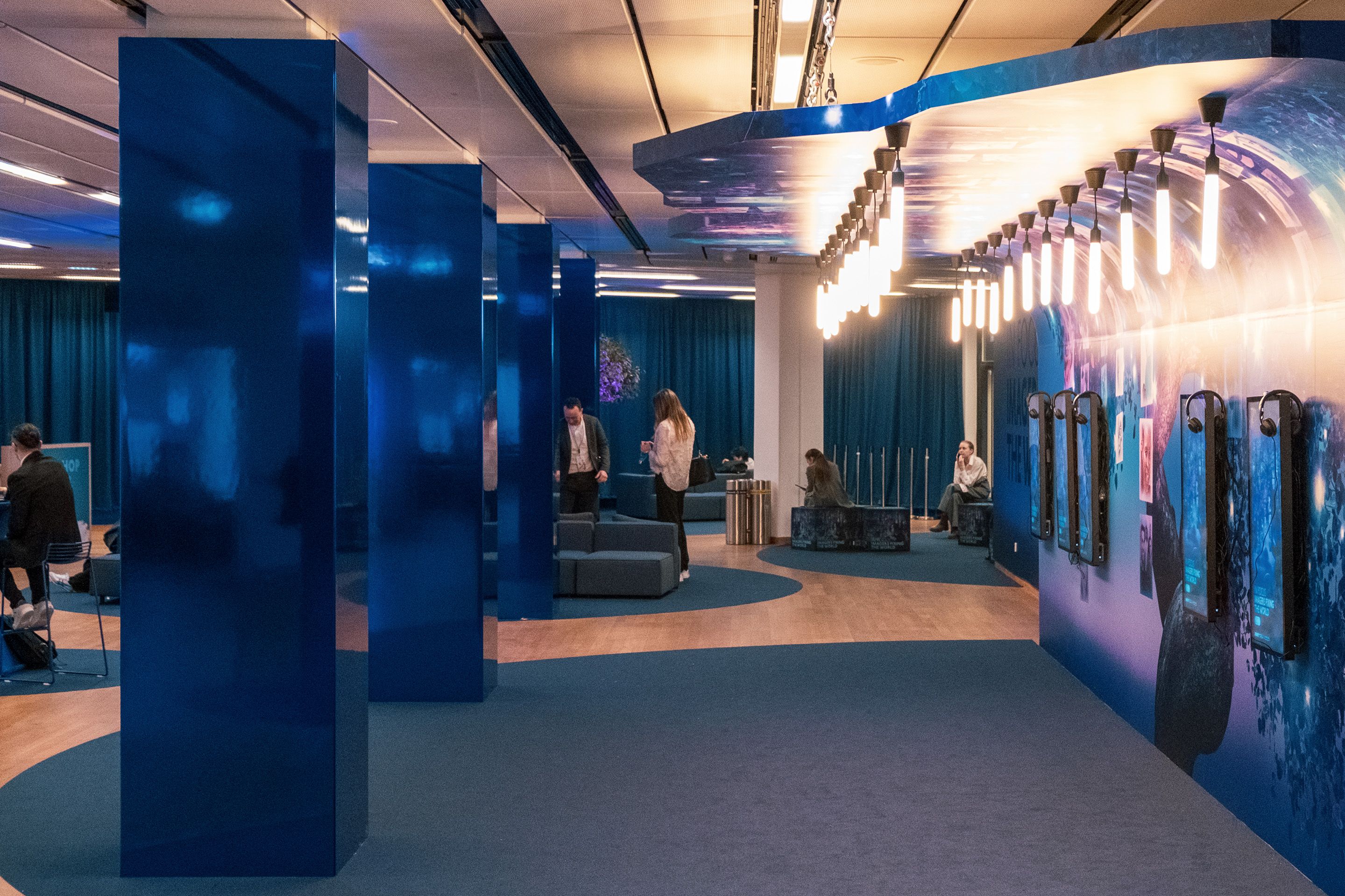 Gang mit Saeulen, Sitzbereichen und e-Postern am ECR 2025 im Austria Center Vienna