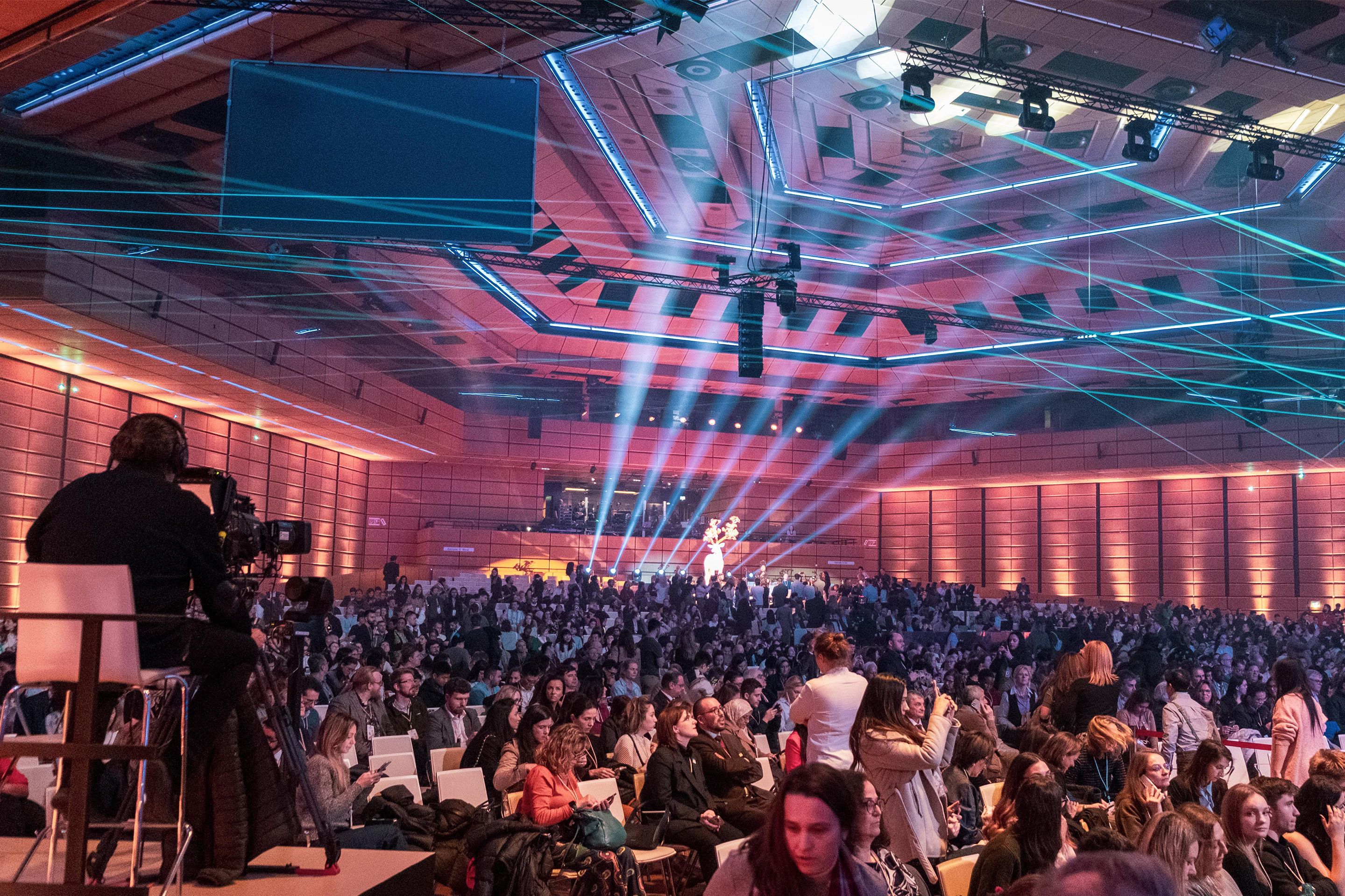 Saal ABC des Austria Center Vienna am ECR 2025 waehrend er Opening Show