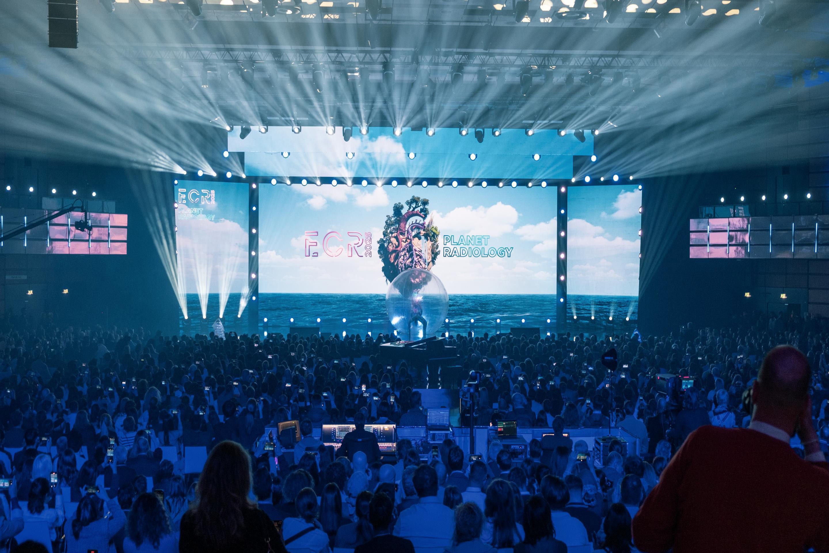 Saal ABC des Austria Center Vienna am ECR 2025 waehrend er Opening Show