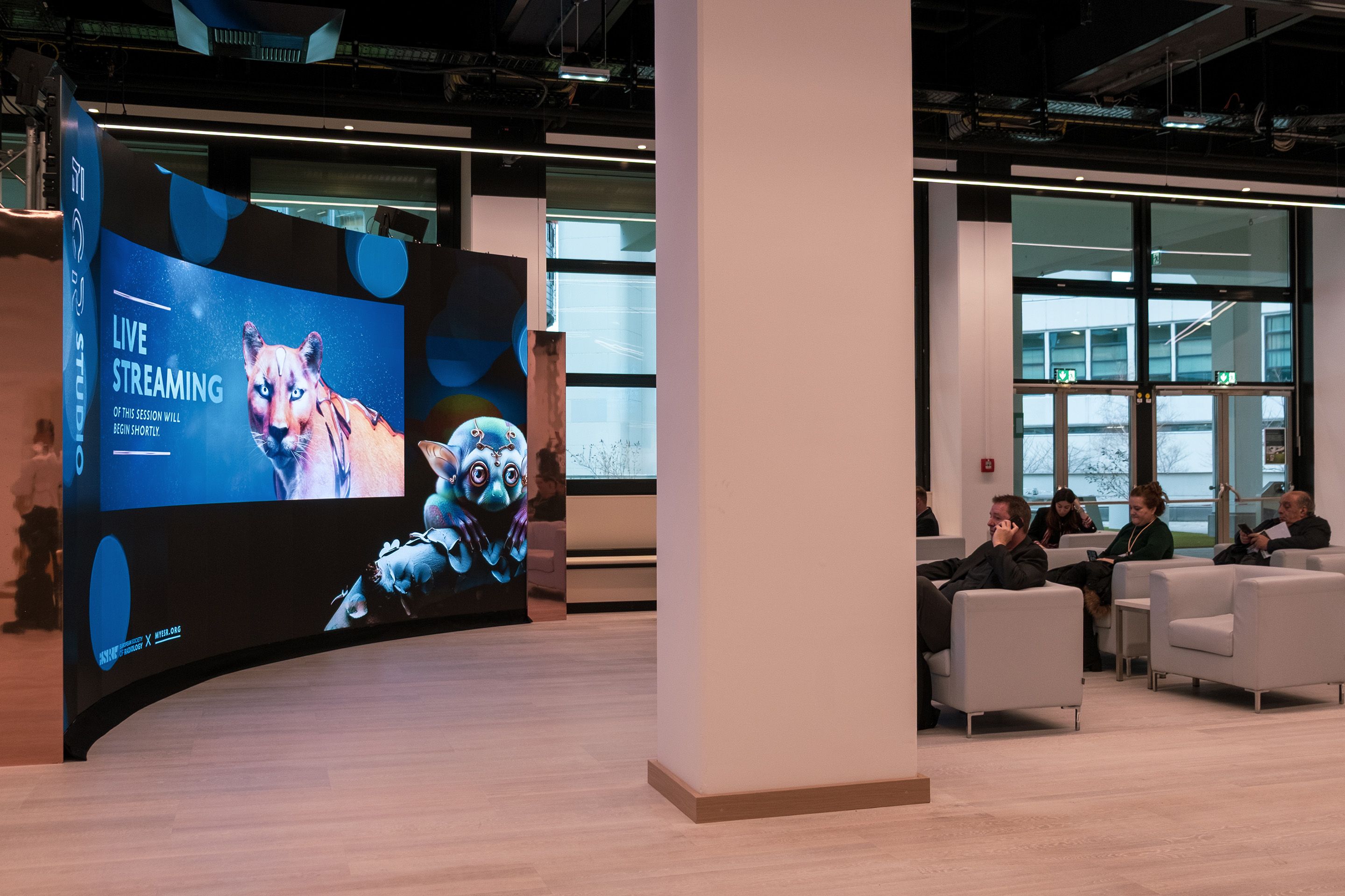 Lounge mit Sitzbereichen und curved LED am ECR 2025 im Austria Center Vienna