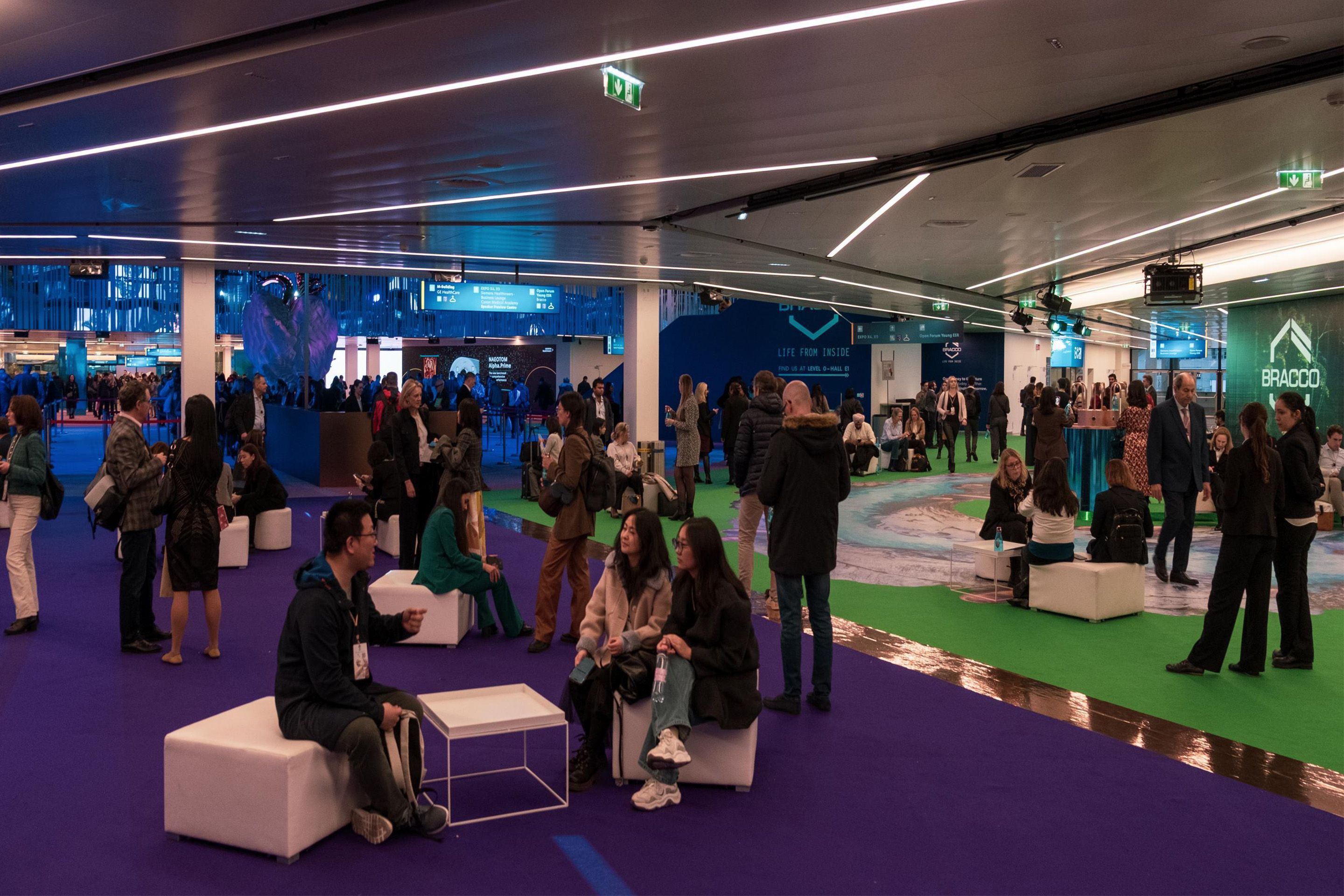 Eingangshalle mit vielen Menschen am ECR 2025 im Austria Center Vienna