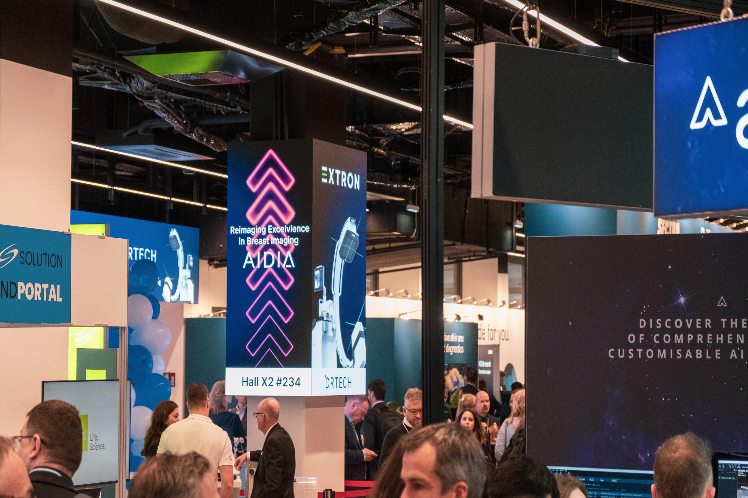 Ausstellung im Foyer D am ECR 2025 im Austria Center Vienna mit vielen Menschen