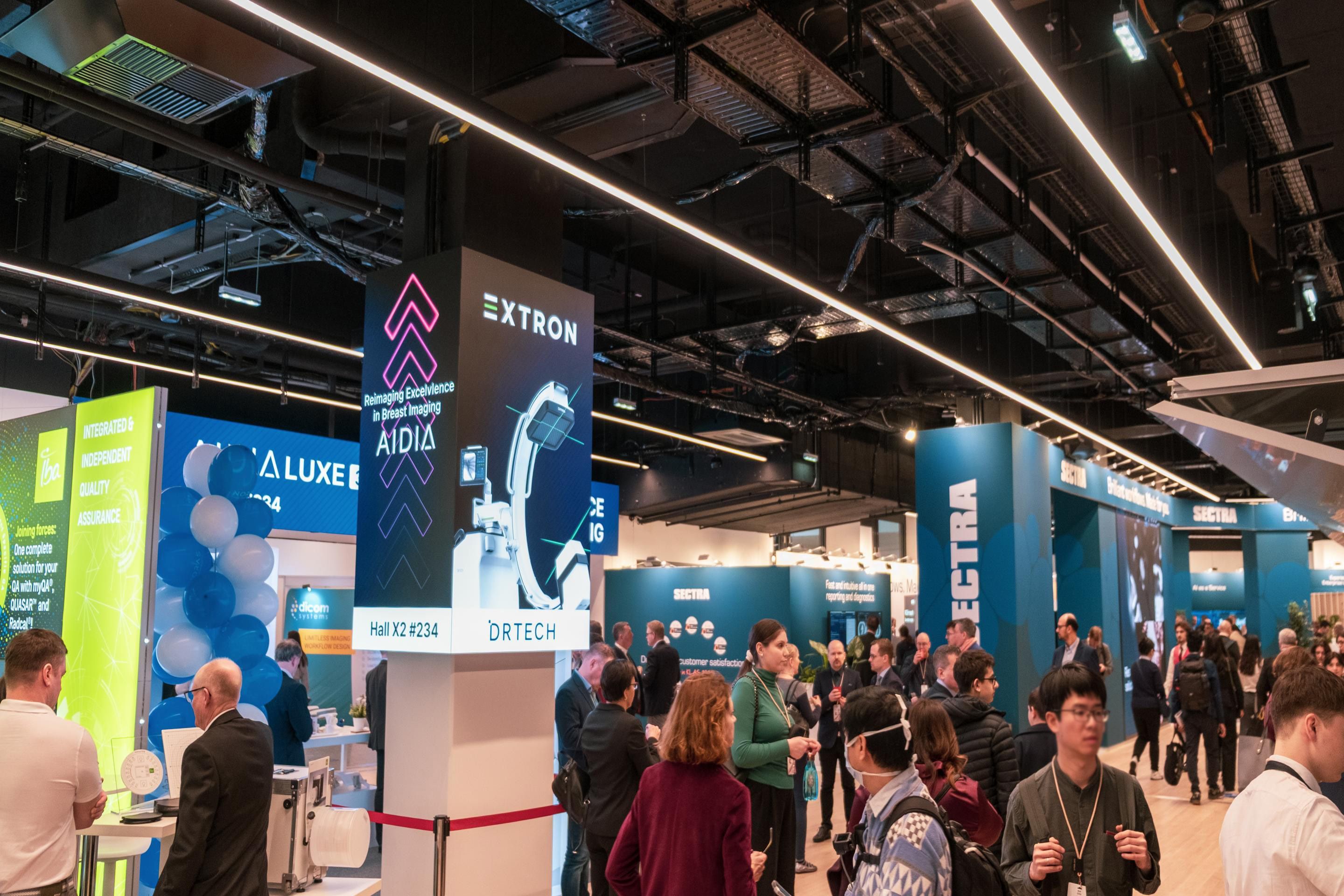 Ausstellung im Foyer D am ECR 2025 im Austria Center Vienna mit vielen Menschen