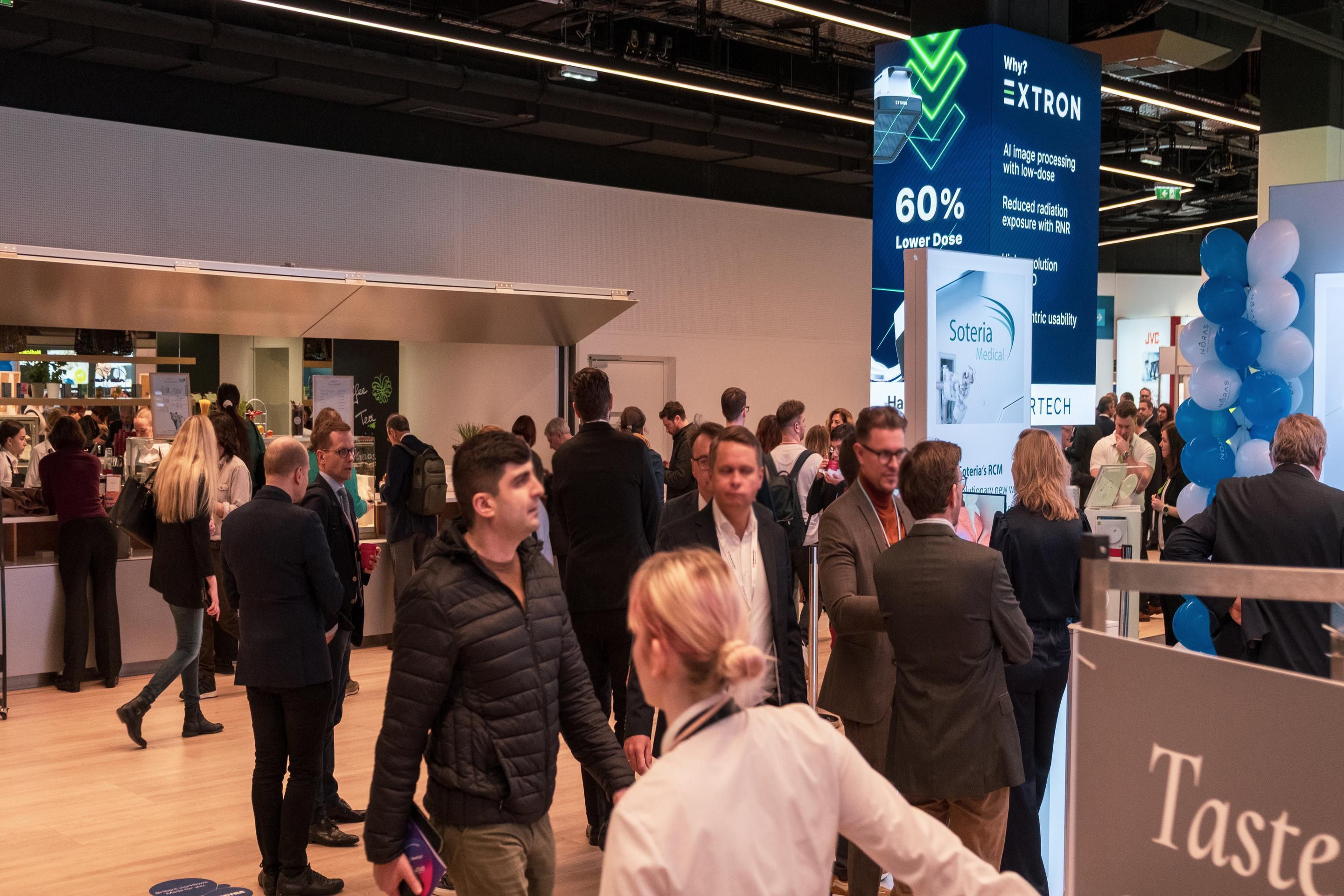 Cafe Foyer D am ECR 2025 im Austria Center Vienna mit vielen Menschen