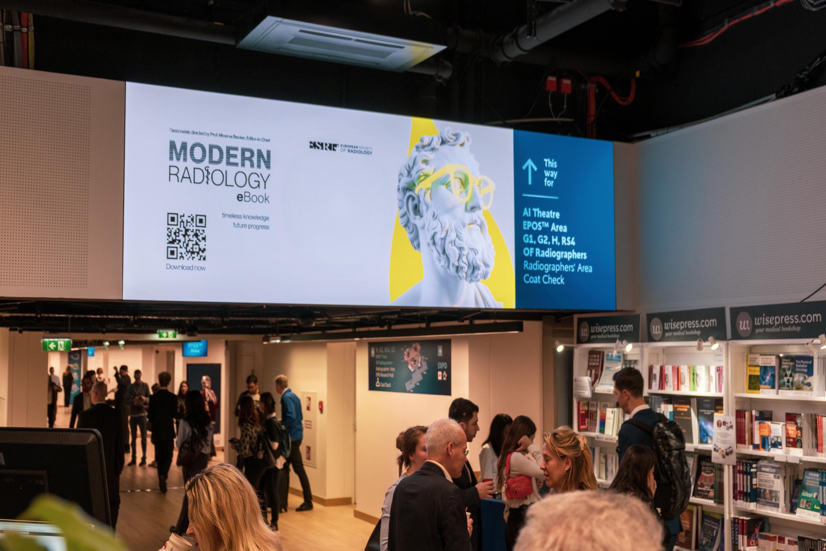 LED ueber dem Gang von Foyer D am ECR 2025 im Austria Center Vienna mit vielen Menschen
