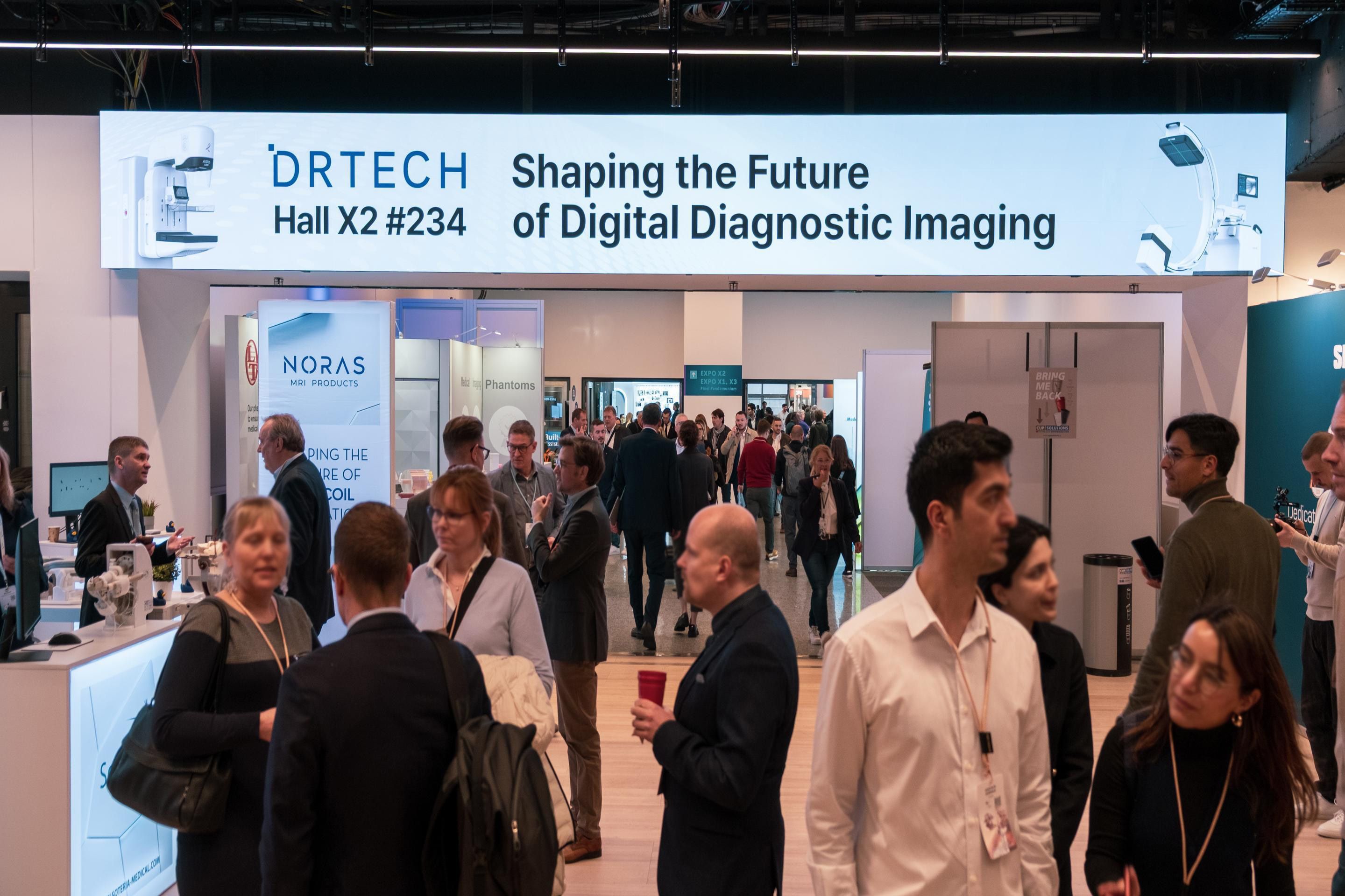 Ausstellung im Foyer D am ECR 2025 im Austria Center Vienna mit vielen Menschen