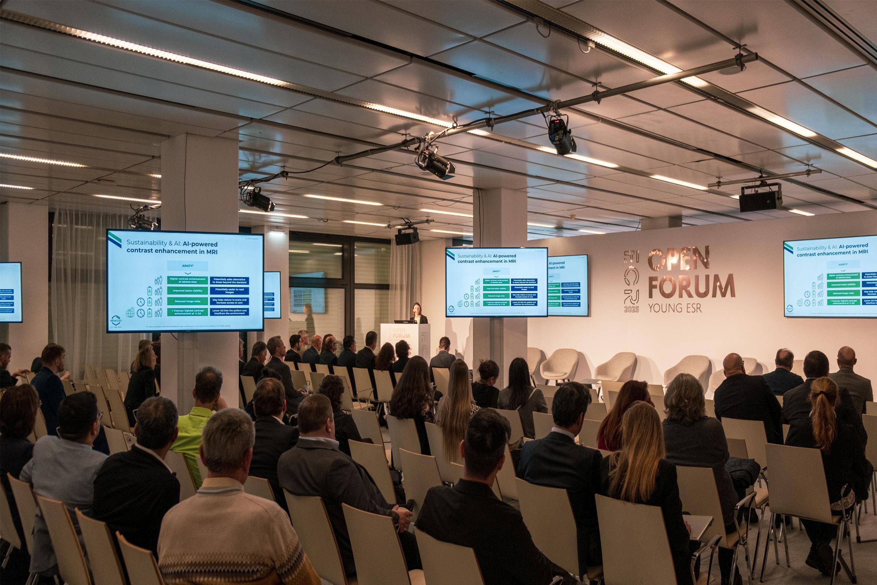 Foyer E mit Menschen und Dekoration am ECR 2025 im Austria Center Vienna