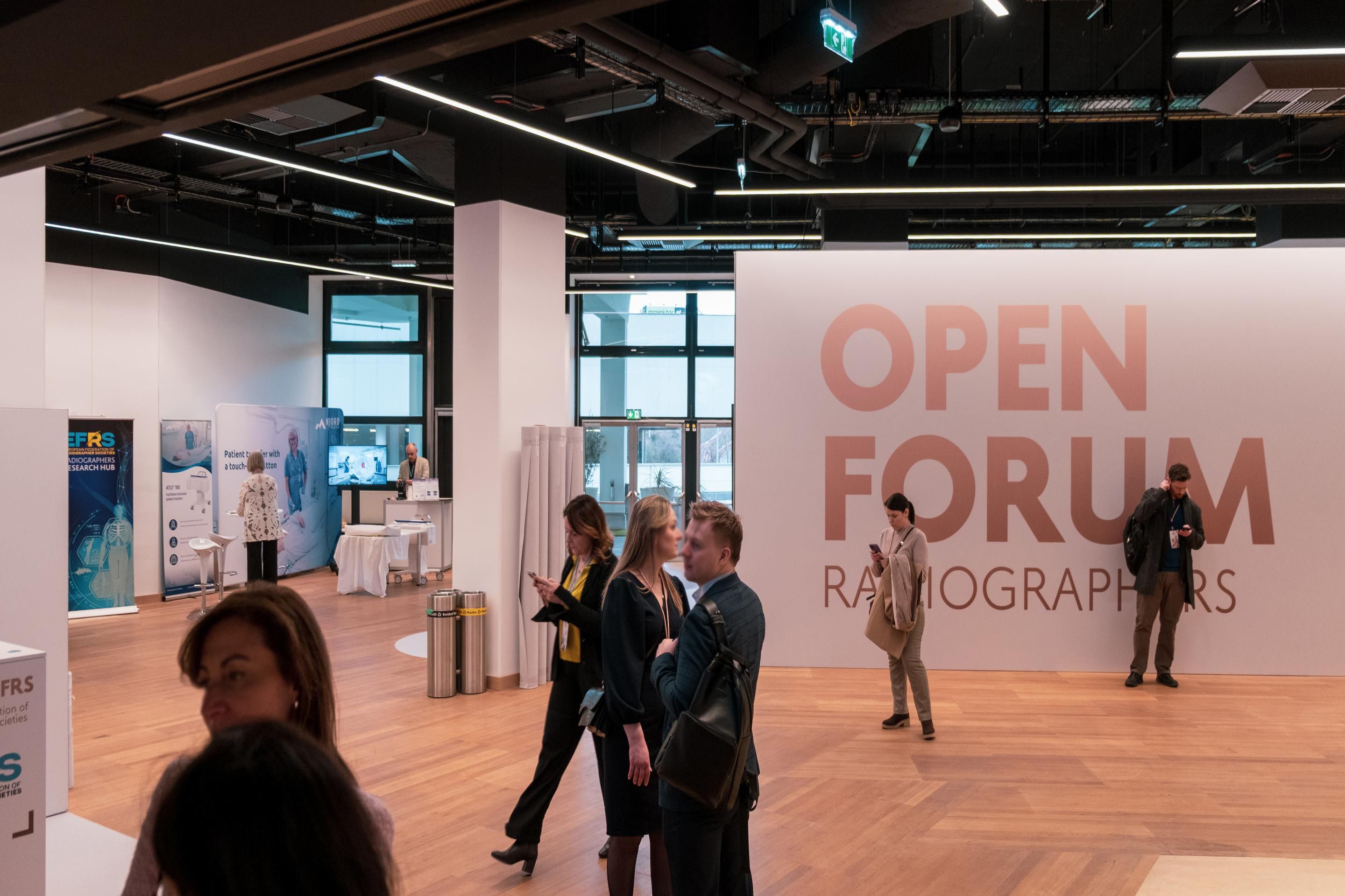 Foyer G mit Ausstellern und Menschen am ECR 2025 im Austria Center Vienna