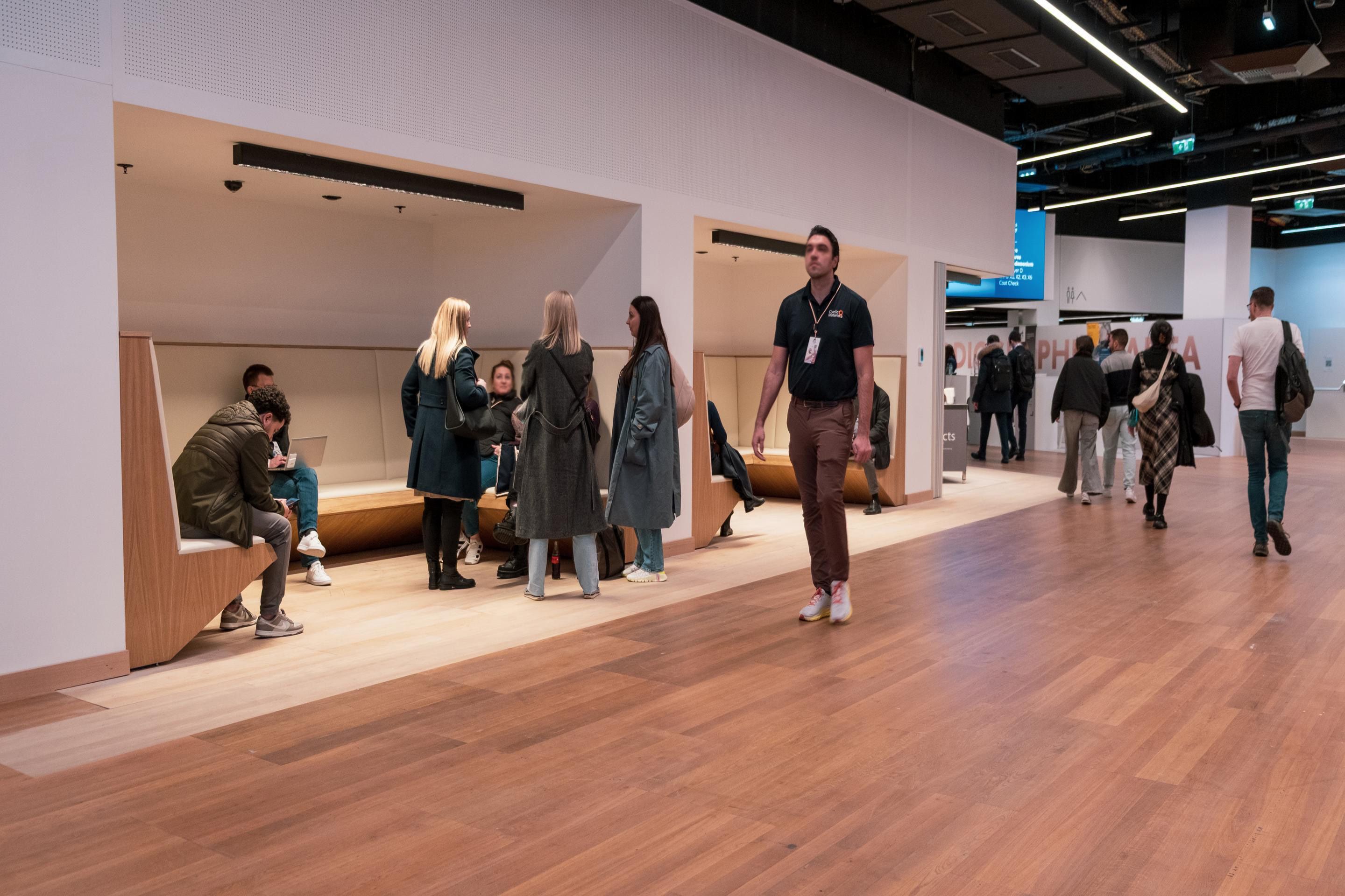 Foyer G Sitznischen mit Menschen am ECR 2025 im Austria Center Vienna