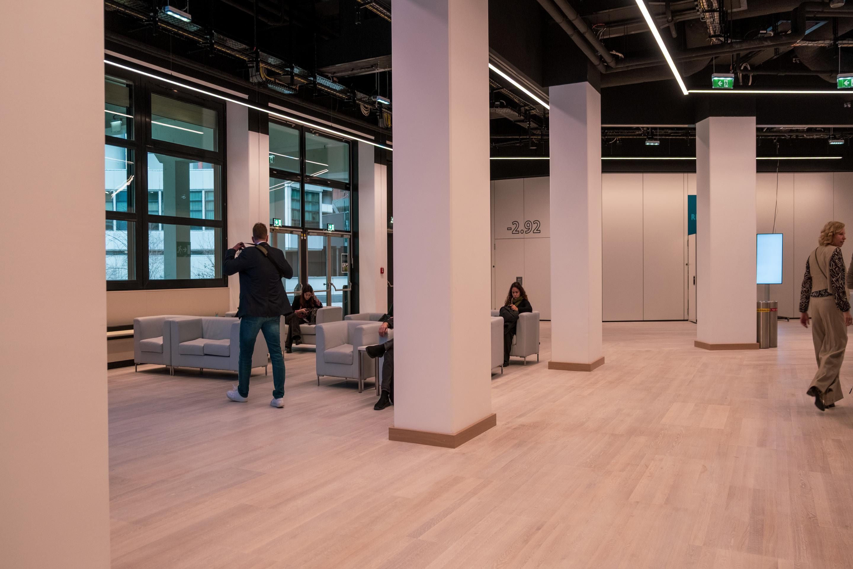 Foyer K im Austria Center Vienna mit Blick auf die Fenster und Sitzbereiche