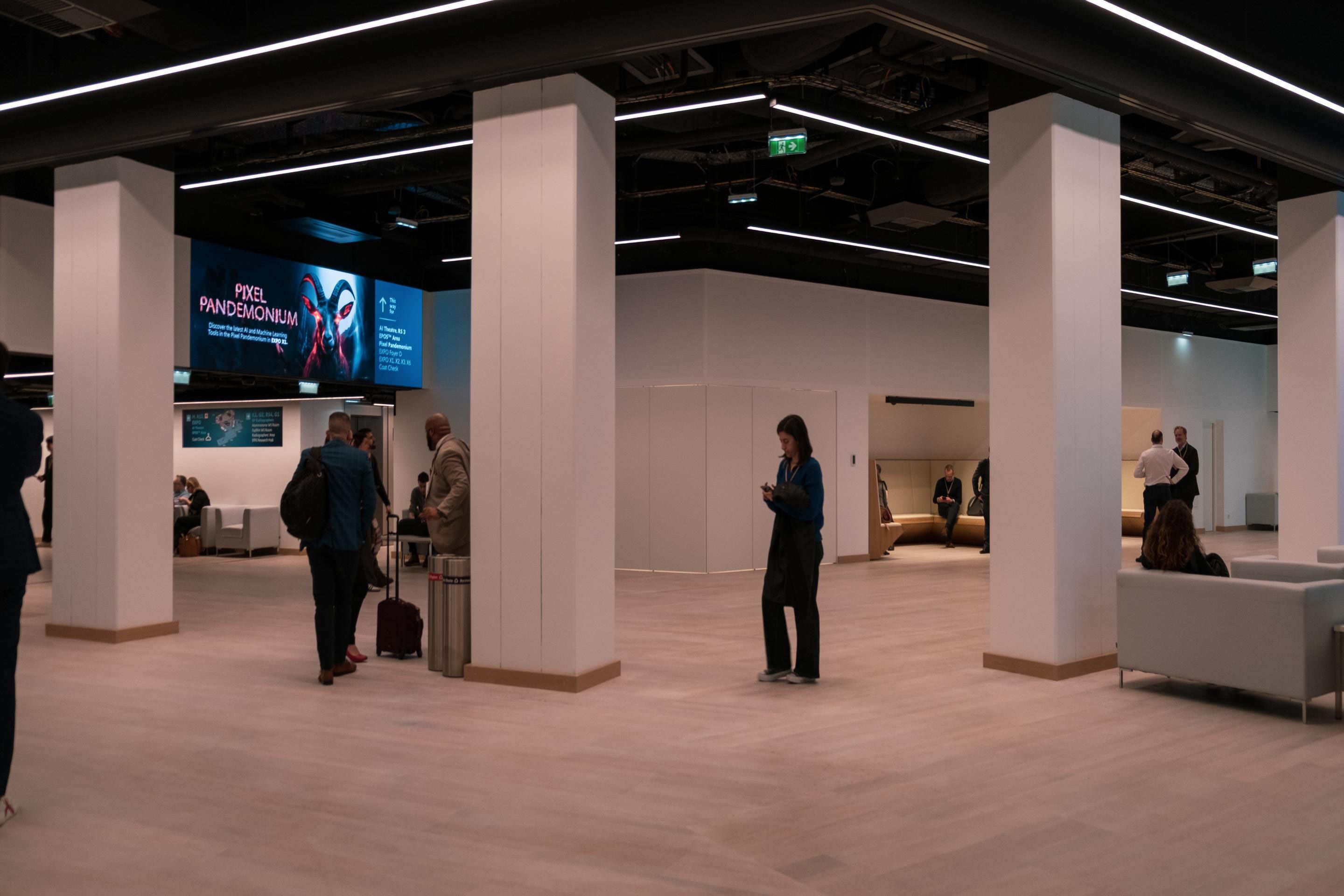 Foyer K im Austria Center Vienna mit Blick auf die Sitznischen