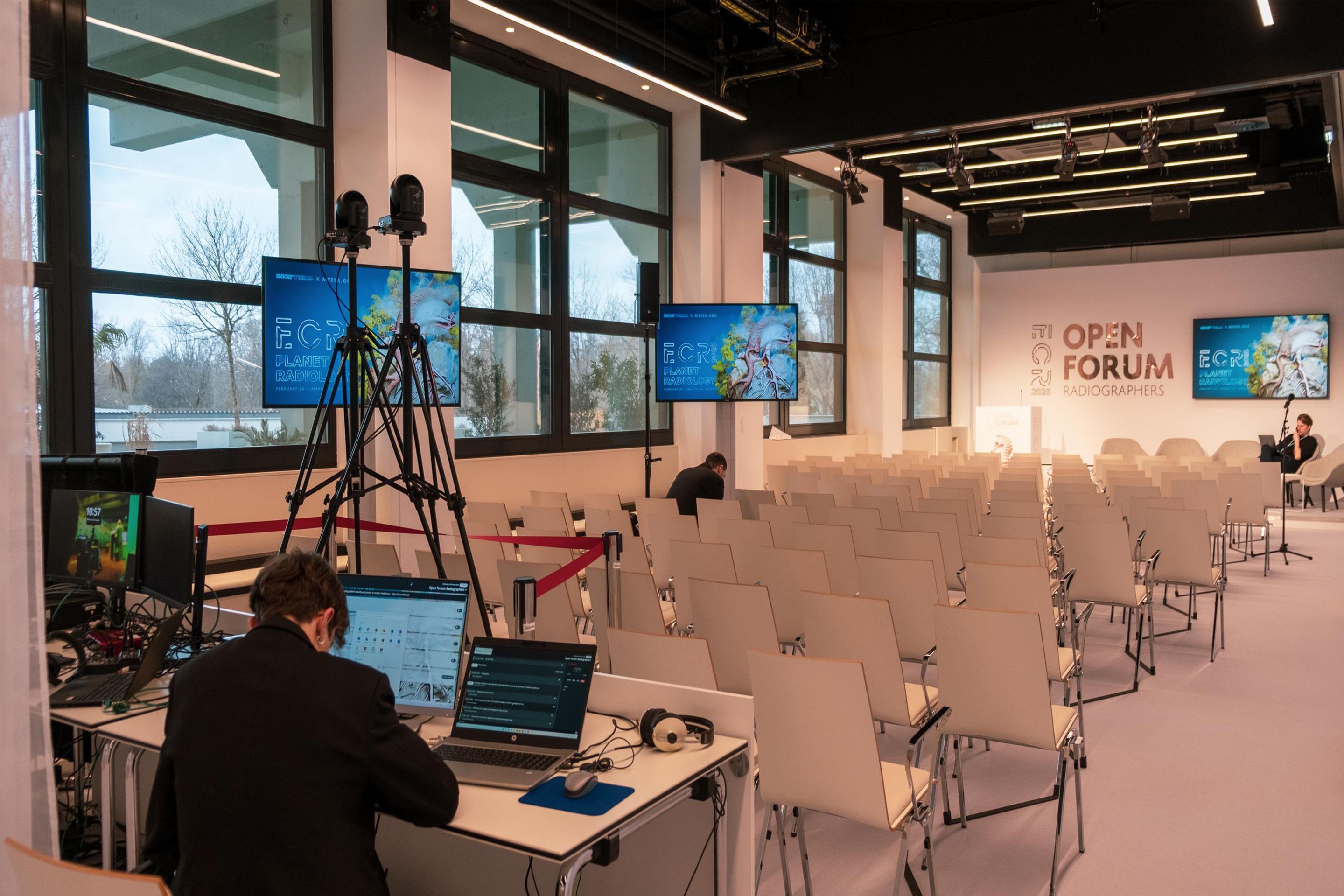 Foyer G Sitzreihen und Studio-Setting am ECR 2025 im Austria Center Vienna