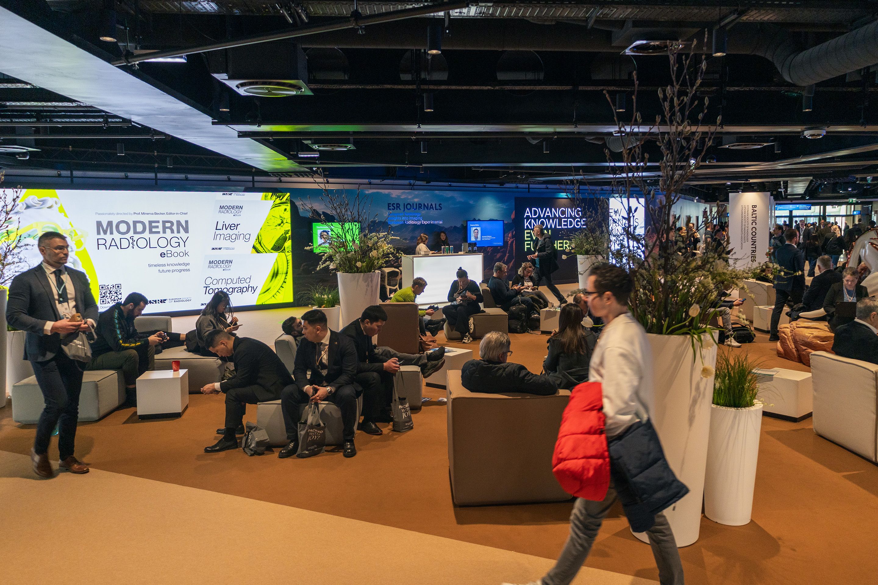 Galerie im Austria Center Vienna am ECR 2025 voller Menschen