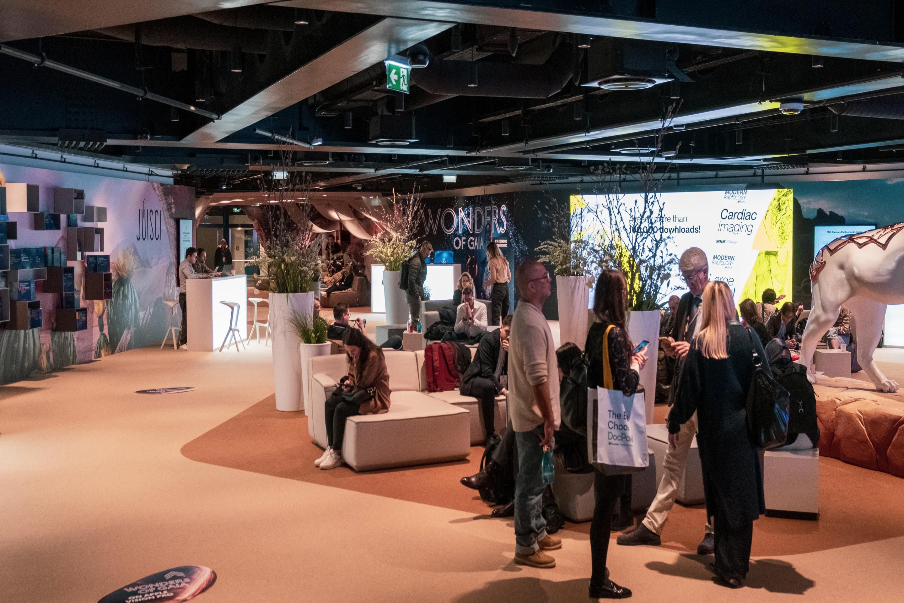 Galerie mit Menschen und Dekoration am ECR 2025 im Austria Center Vienna
