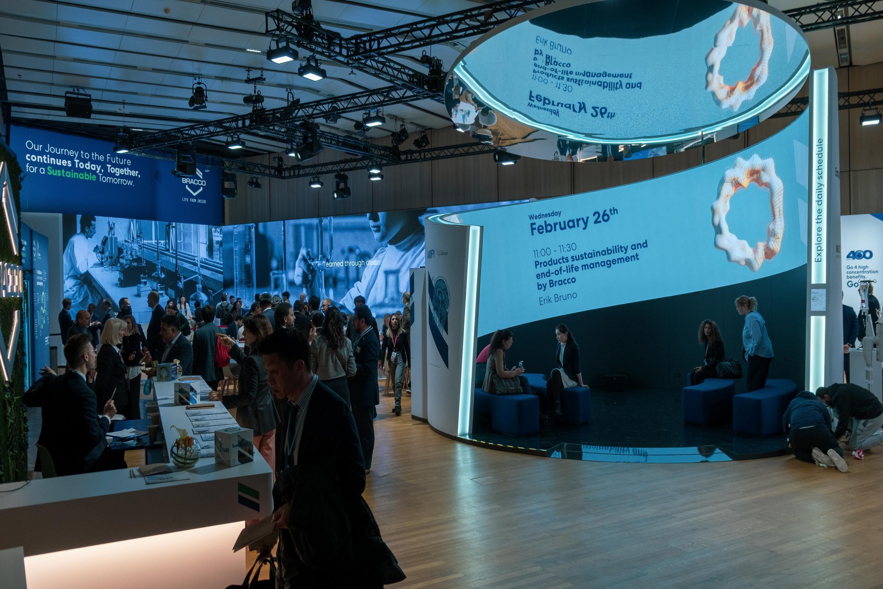 Saal E1 mit Menschen und Dekoration am ECR 2025 im Austria Center Vienna