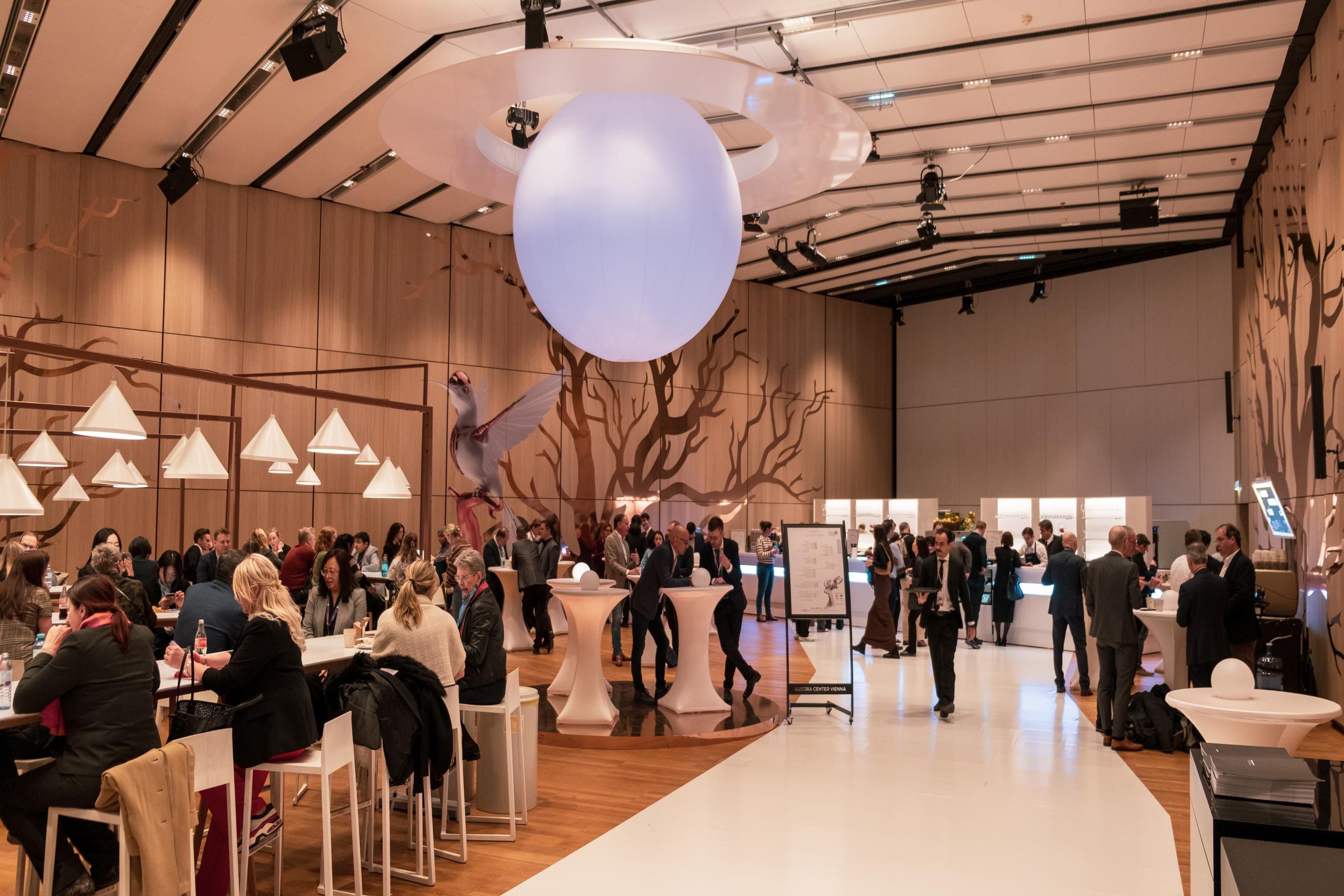 Saal E2 mit Menschen und Dekoration am ECR 2025 im Austria Center Vienna