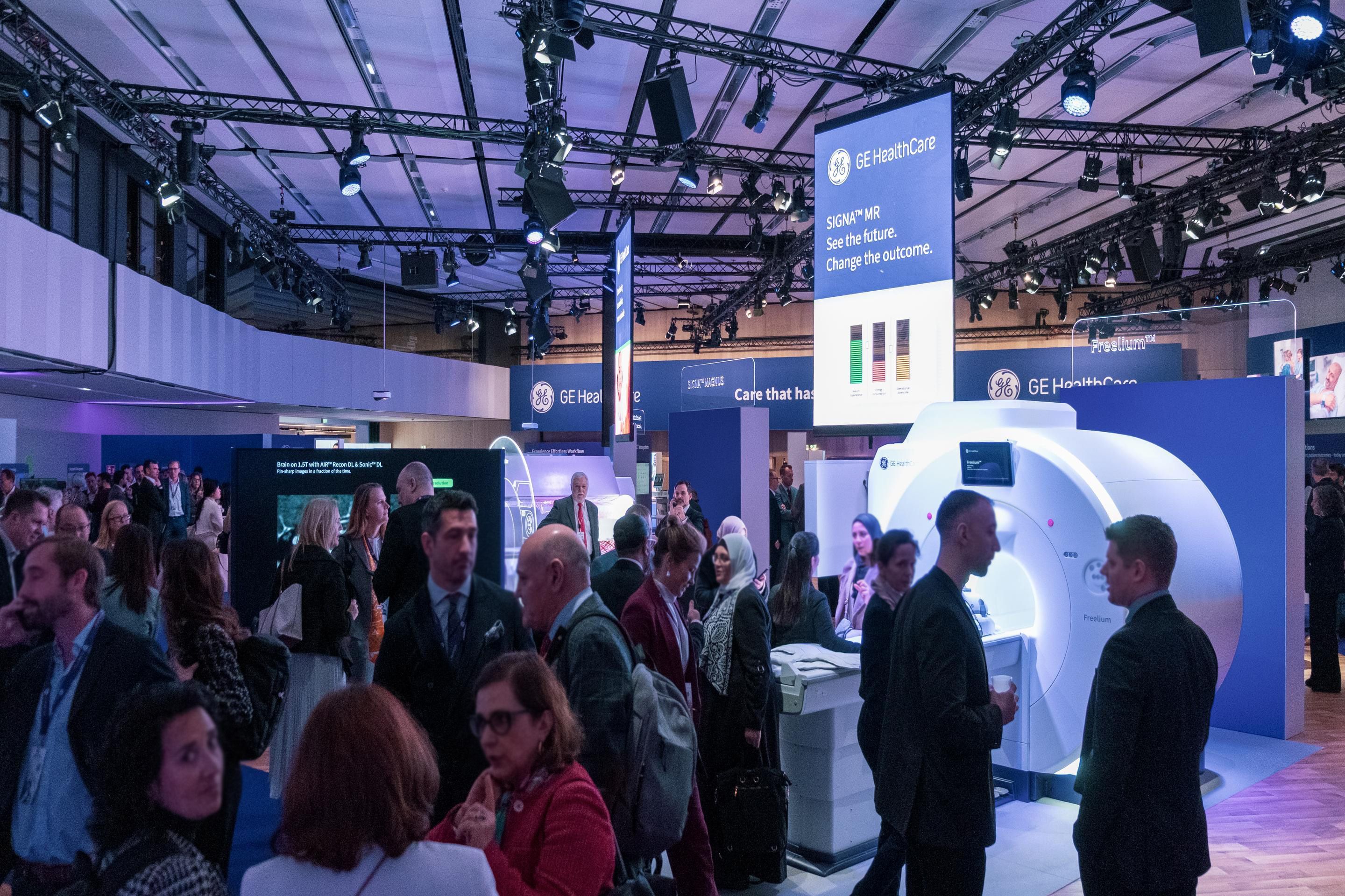 Saal F im Austria Center Vienna mit Ausstellung voll Menschen am ECR 2025