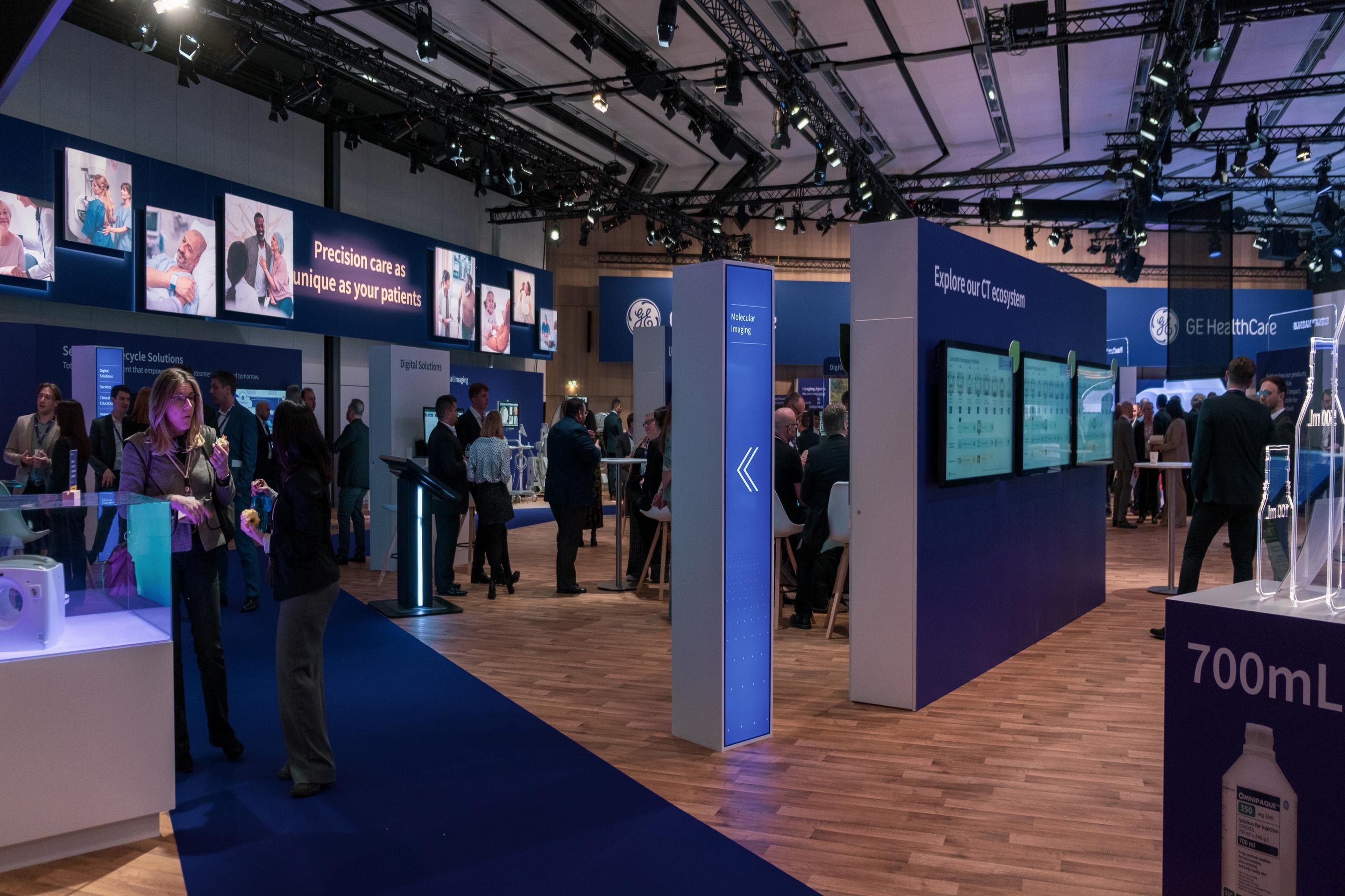 Saal F im Austria Center Vienna mit Ausstellung voll Menschen am ECR 2025