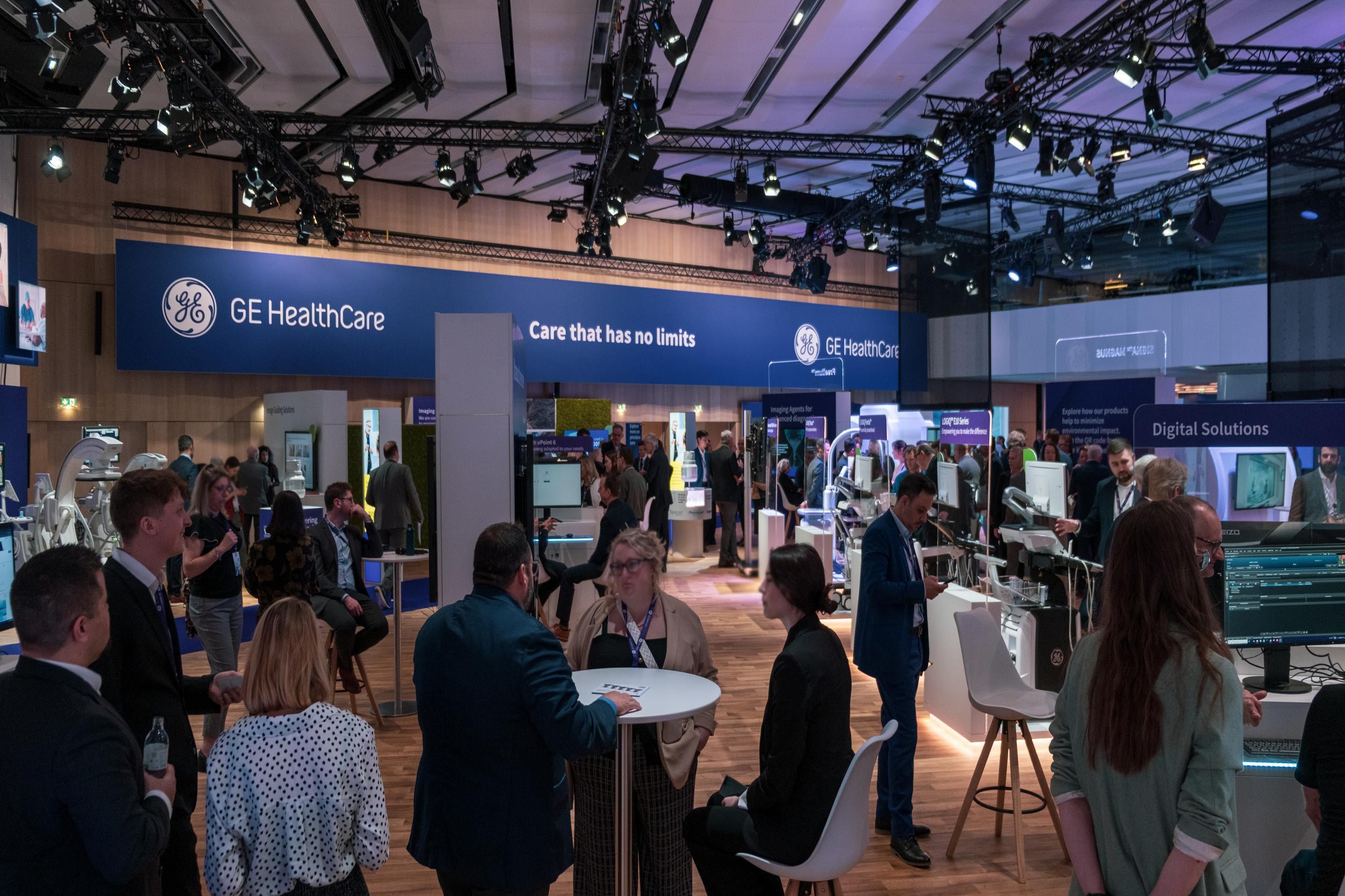 Saal F im Austria Center Vienna mit Ausstellung voll Menschen am ECR 2025