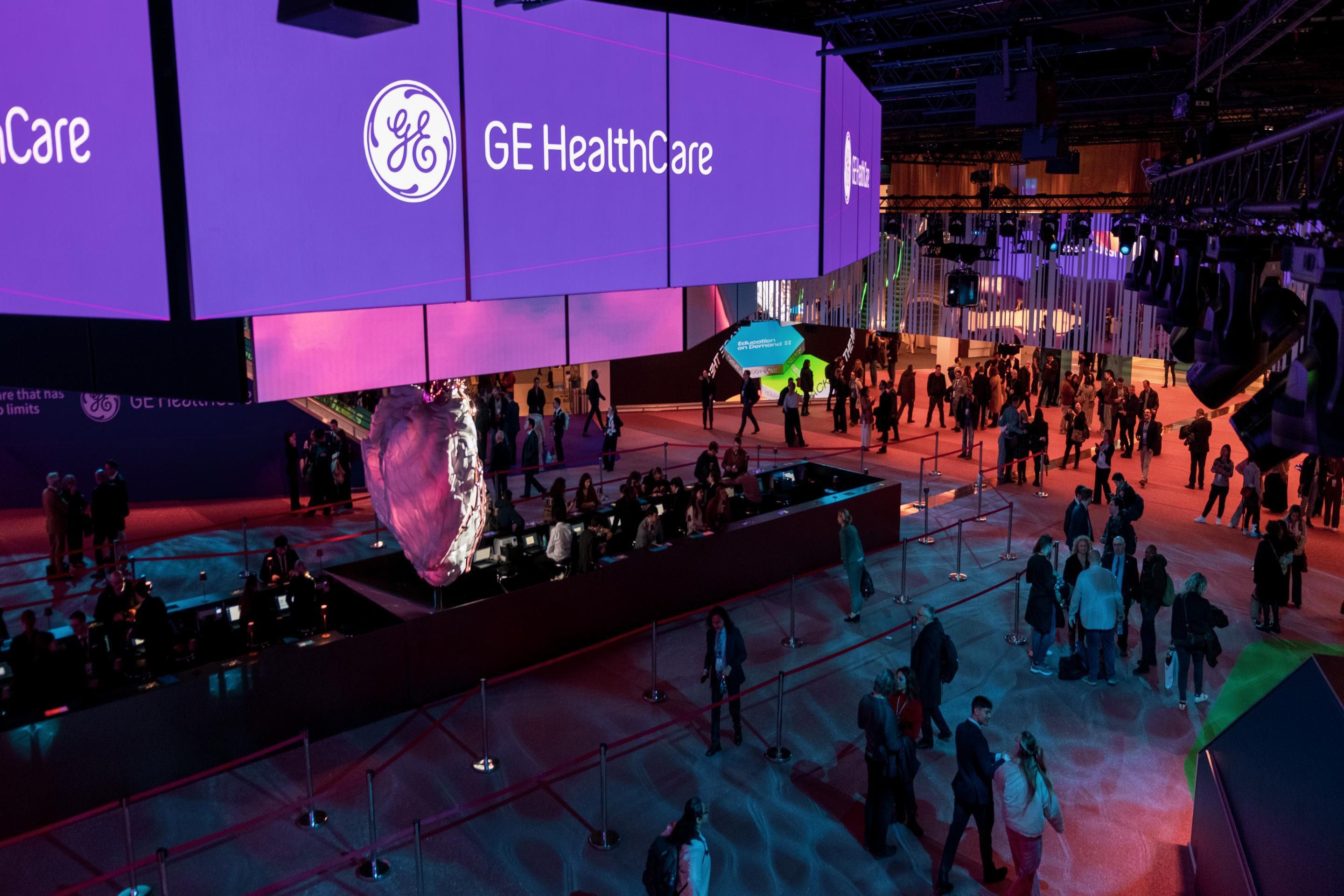 Eingangshalle mit polySTAGE und vielen Menschen am ECR 2025 im Austria Center Vienna