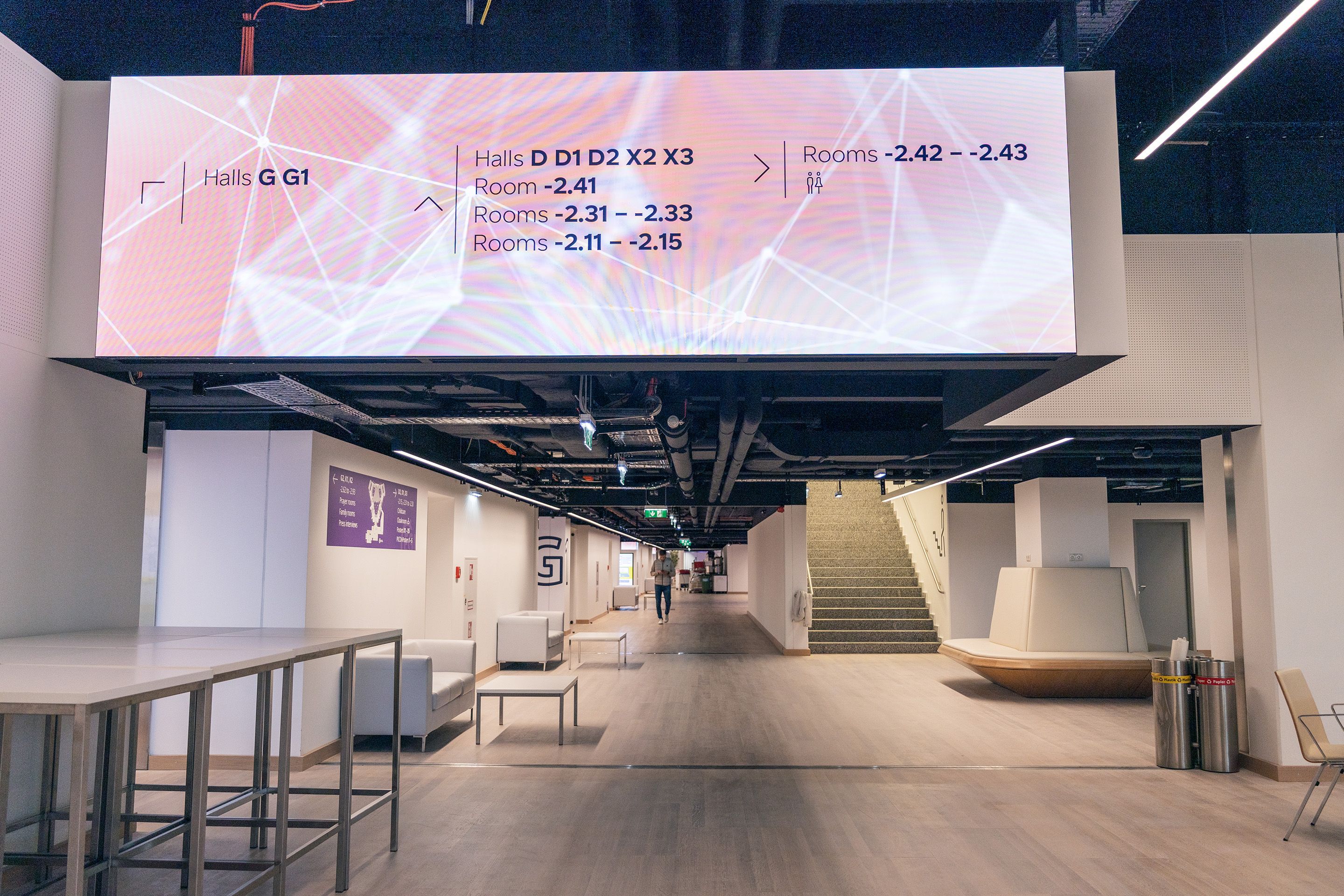 Foyer D auf Level -2 im Austria Center Vienna mit Stiegenaufgang und LED Screen