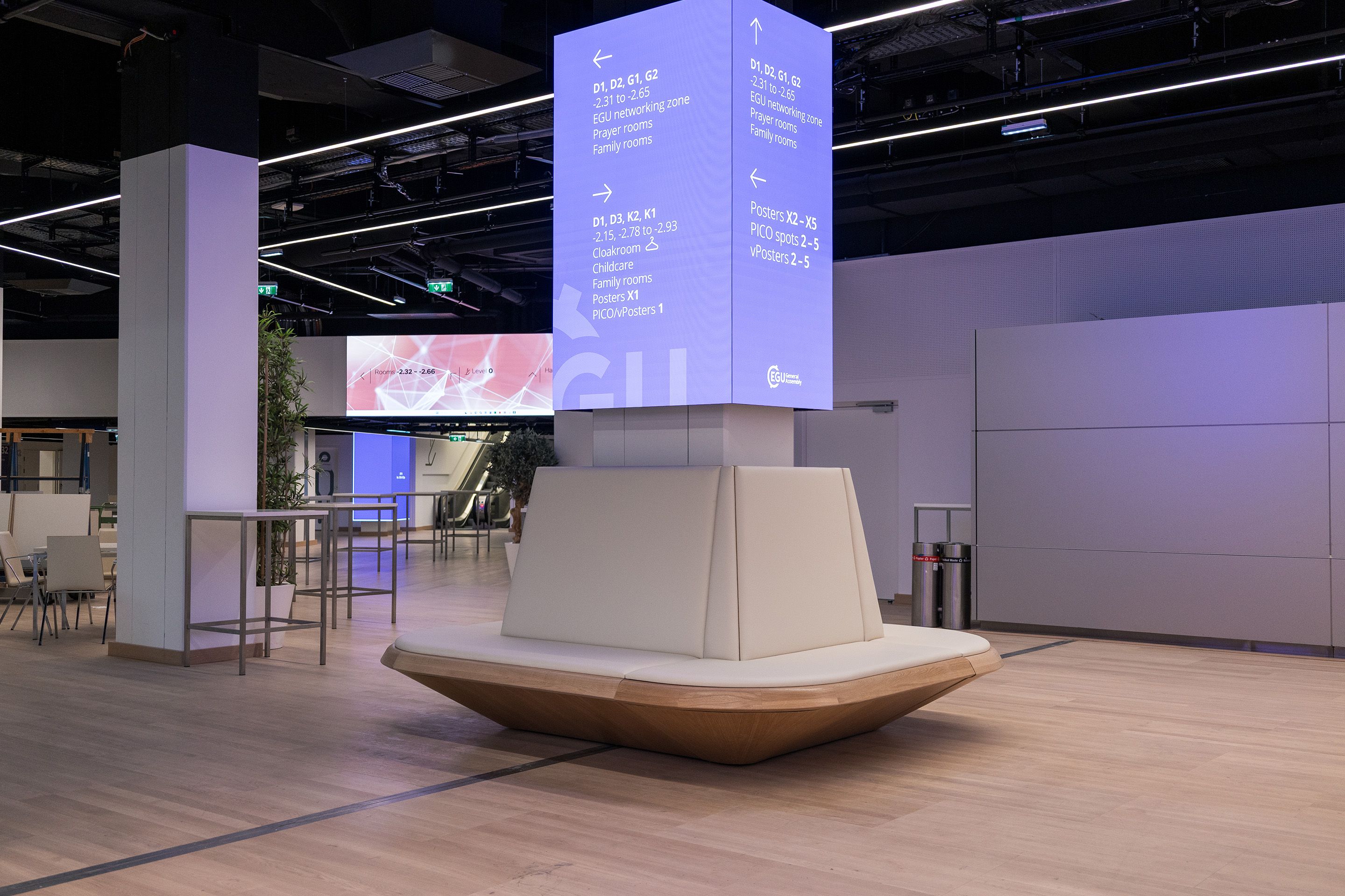 Foyer D auf Level -2 im Austria Center Vienna mit Sitzbereich und LED Screens