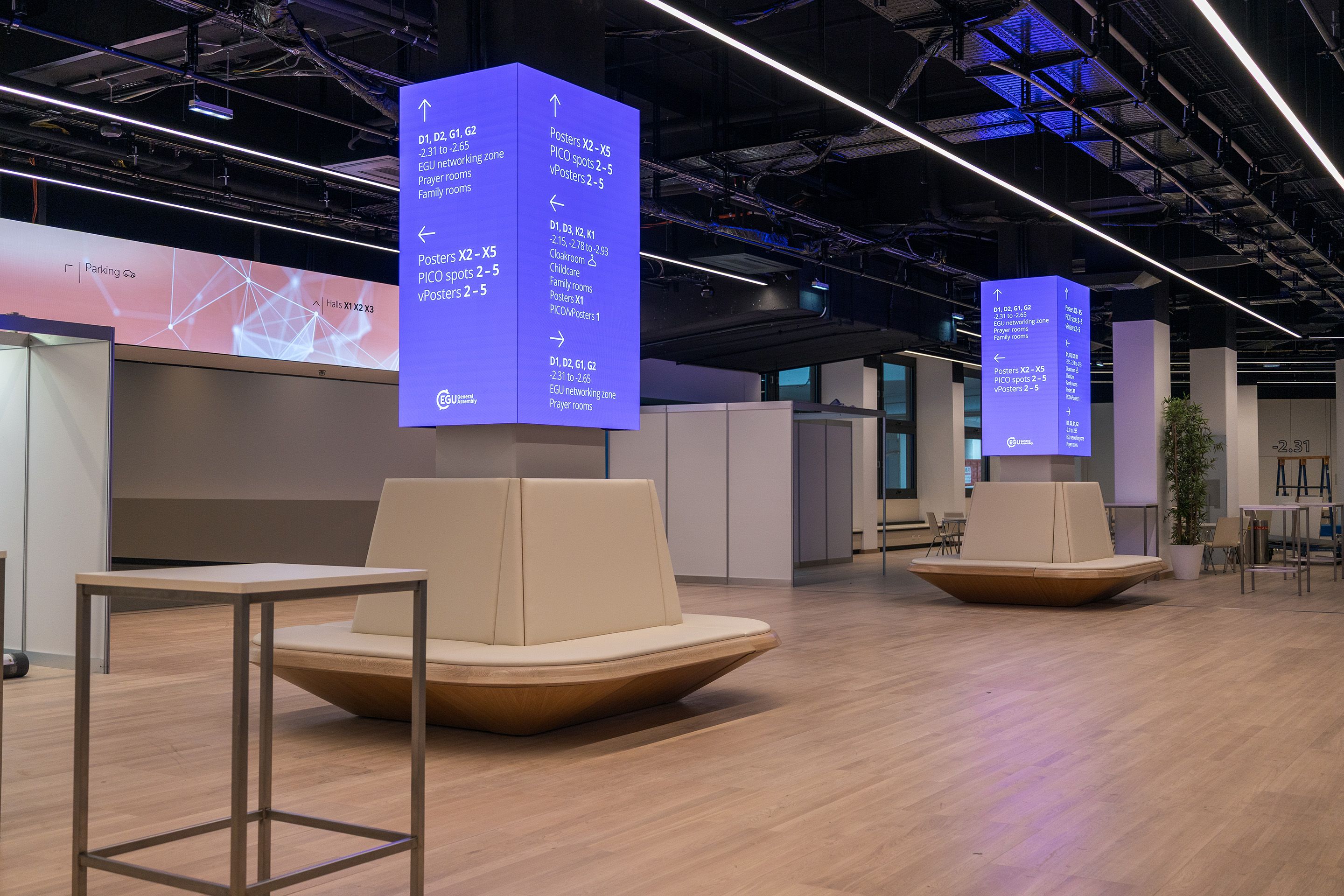 Foyer D auf Level -2 im Austria Center Vienna mit Sitzbereichen und LED Screens