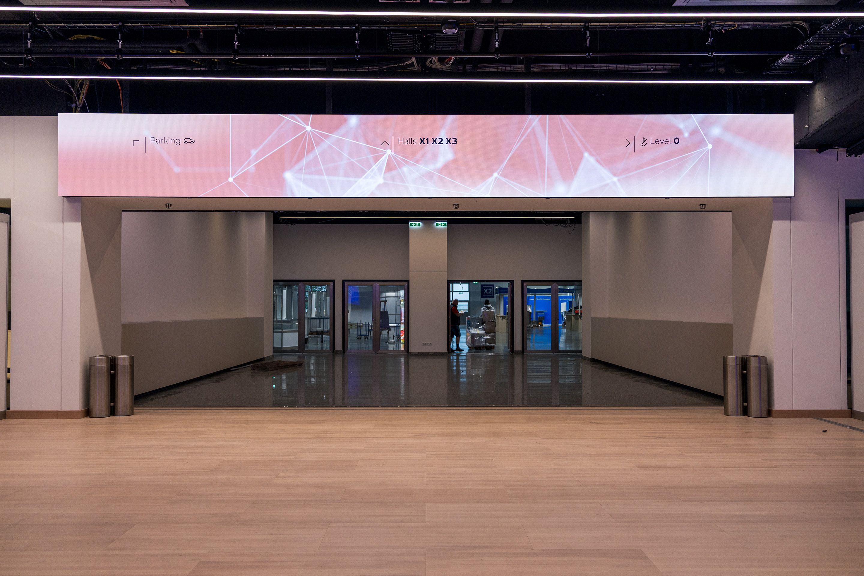 Foyer D auf Level -2 im Austria Center Vienna mit Sitzbereichen und LED Screens