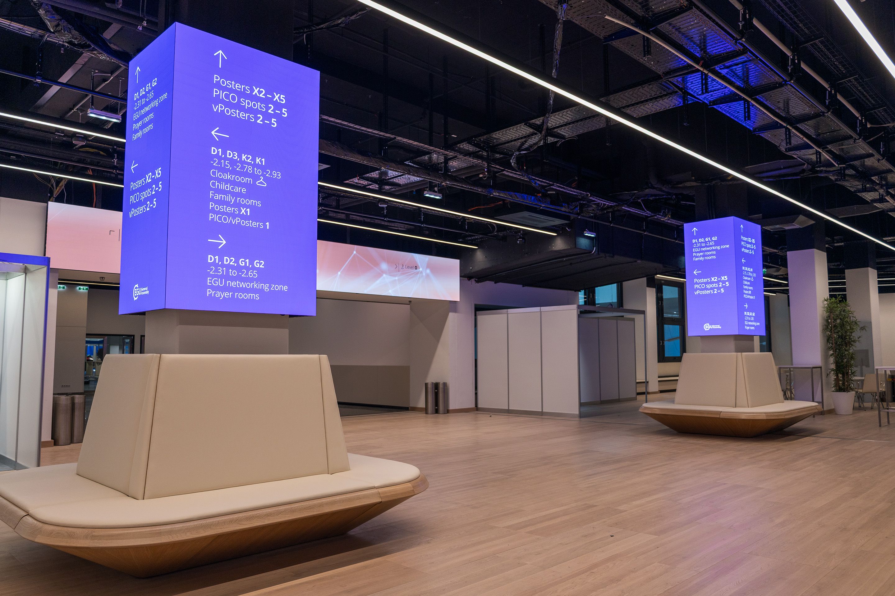 Foyer D auf Level -2 im Austria Center Vienna mit Sitzbereichen und LED Screens