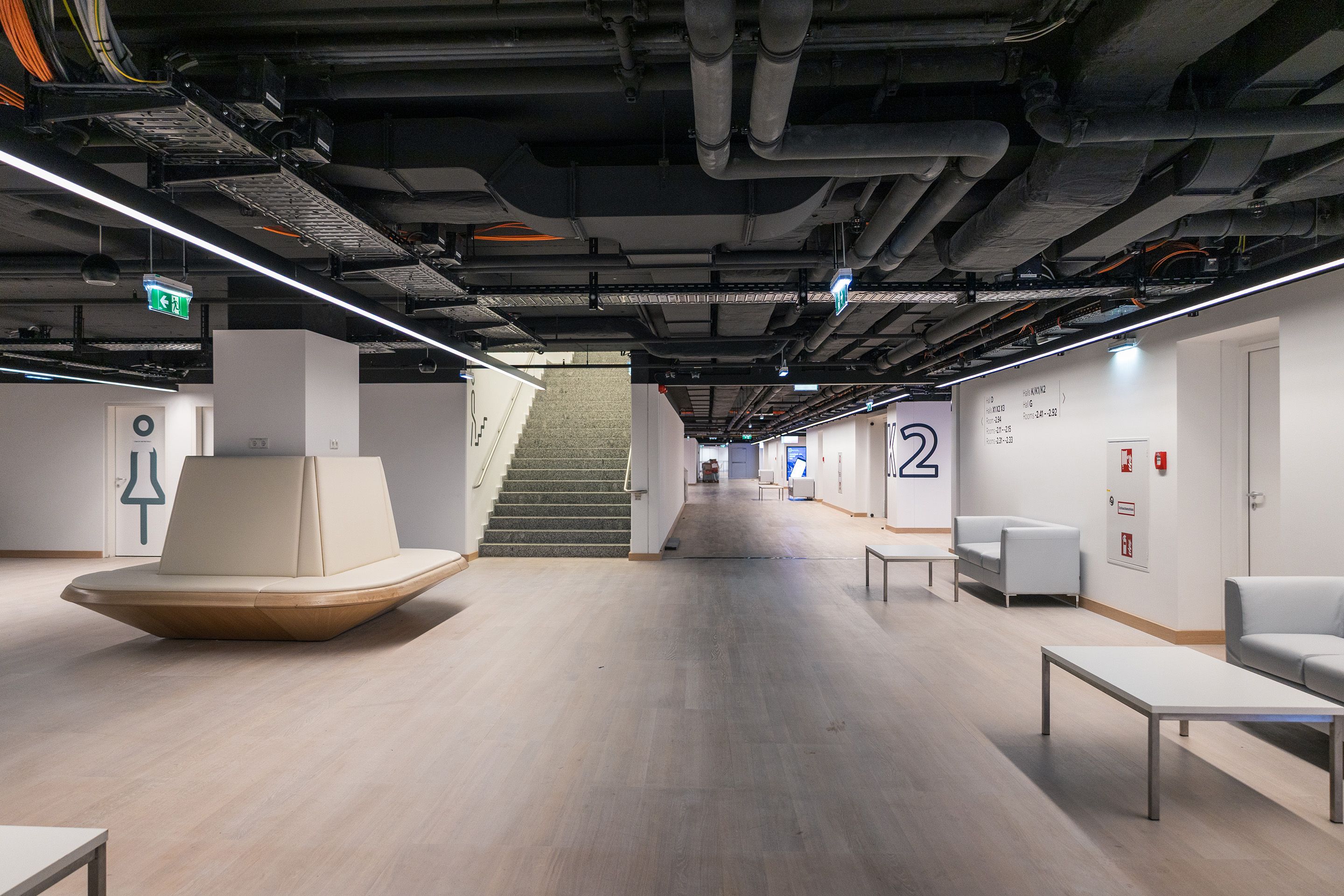 Foyer K auf Level -2 im Austria Center Vienna mit Sitznischen und Stiegenaufgang