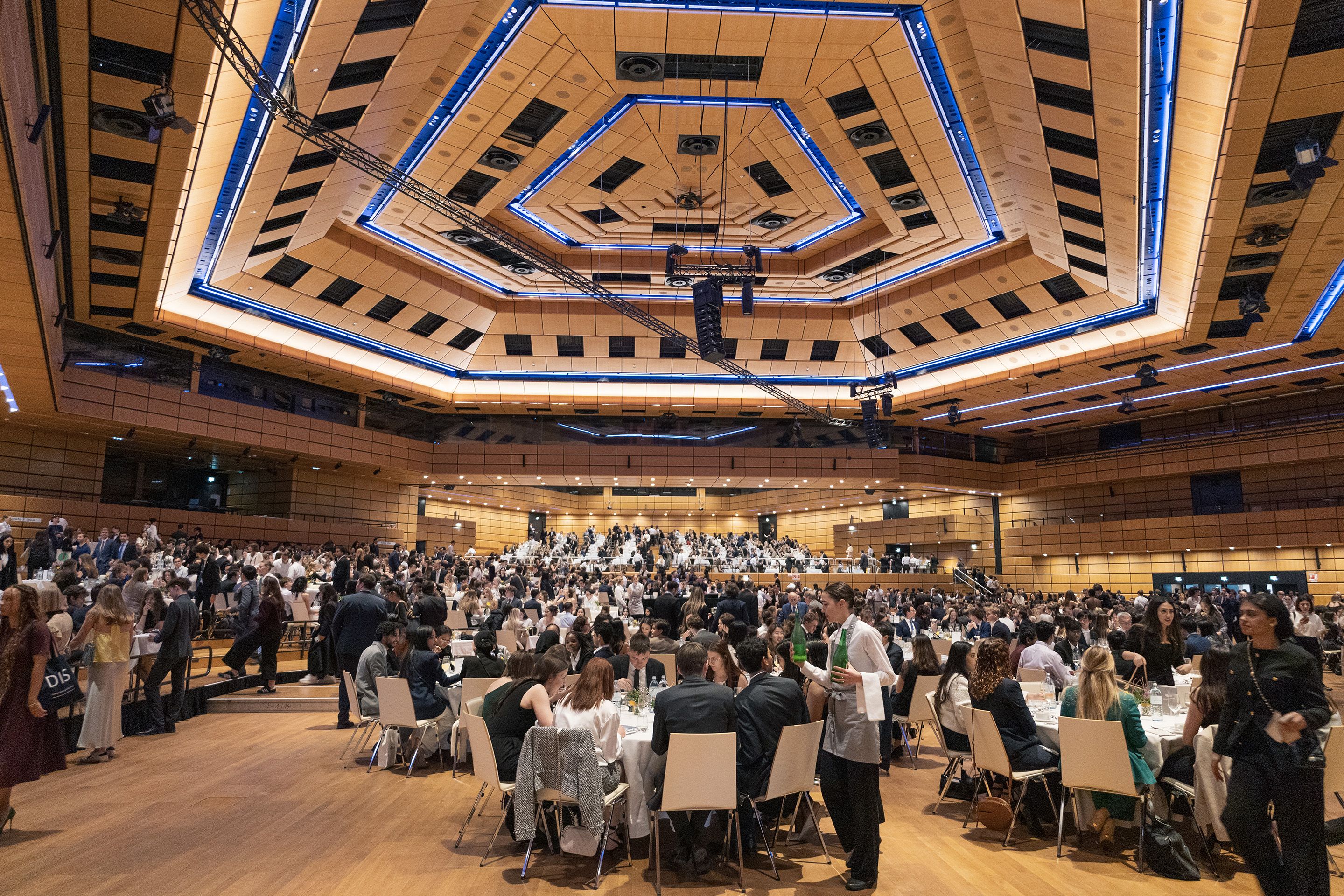 Saal A im Austria Center Vienna in Gala Bestuhlung mit vielen Gaesten