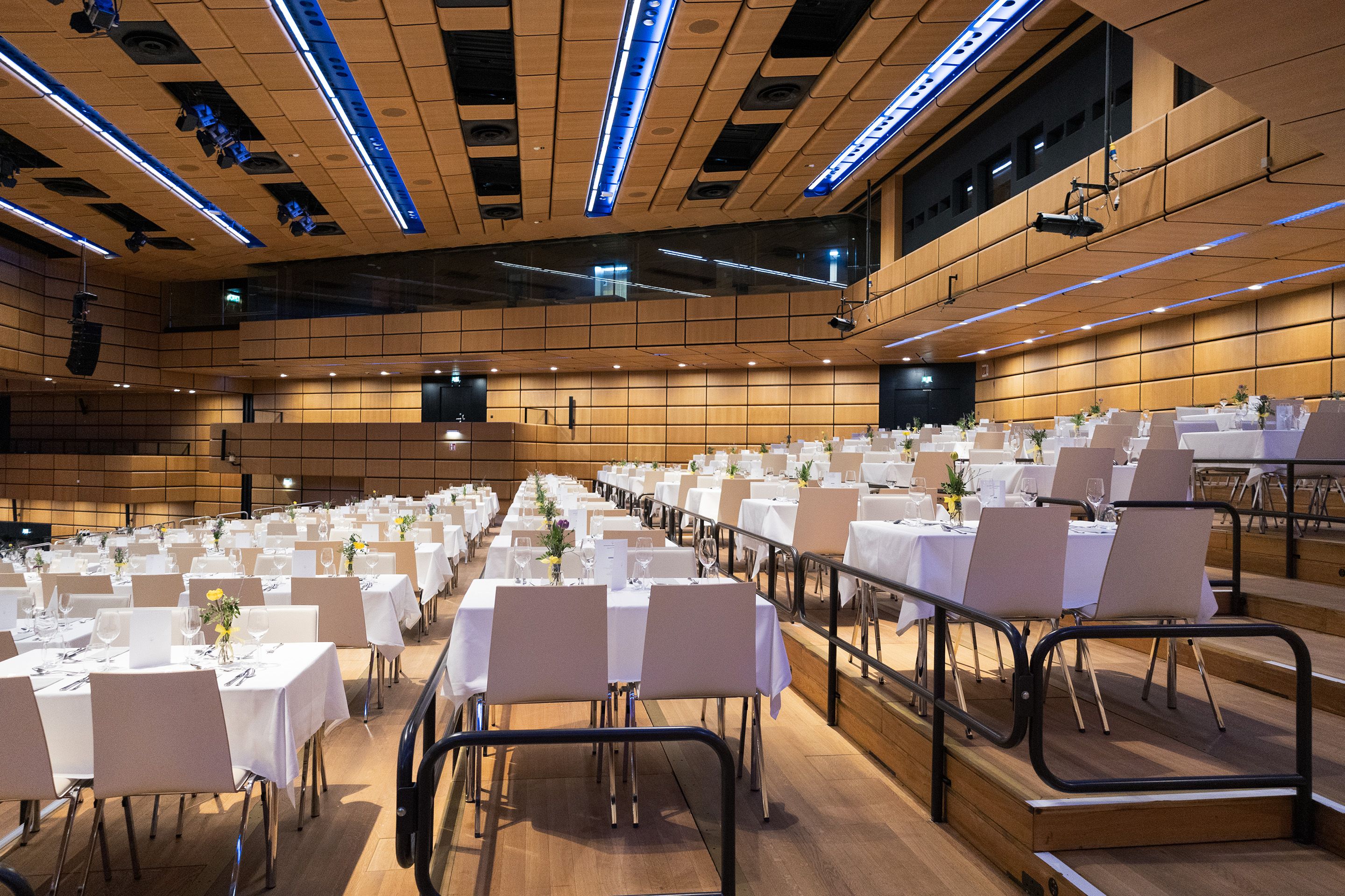 Saal A im Austria Center Vienna in Gala Bestuhlung auf Stufen ansteigend vor dem Event