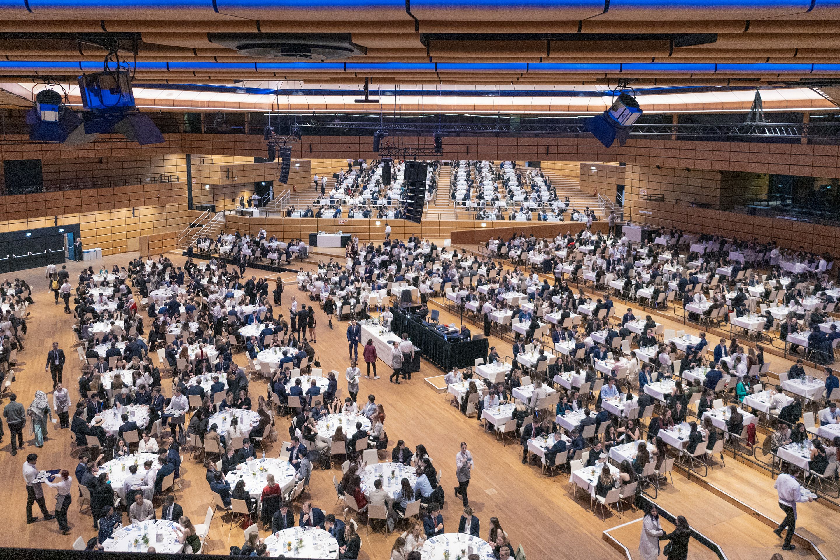 Saal A im Austria Center Vienna in Gala Bestuhlung mit vielen Gaesten