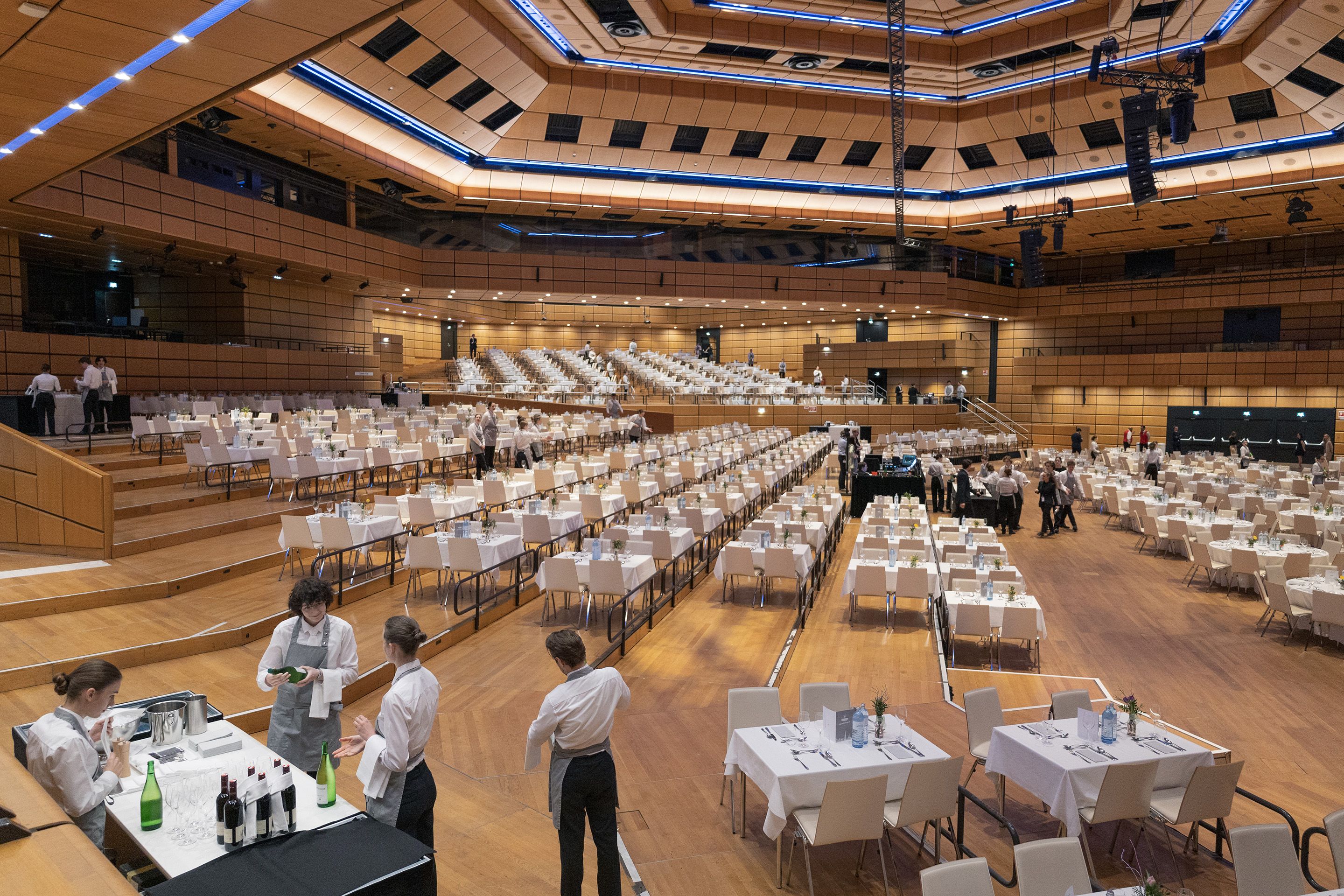 Saal A im Austria Center Vienna in Gala Bestuhlung vor dem Event mit Catering-Personal