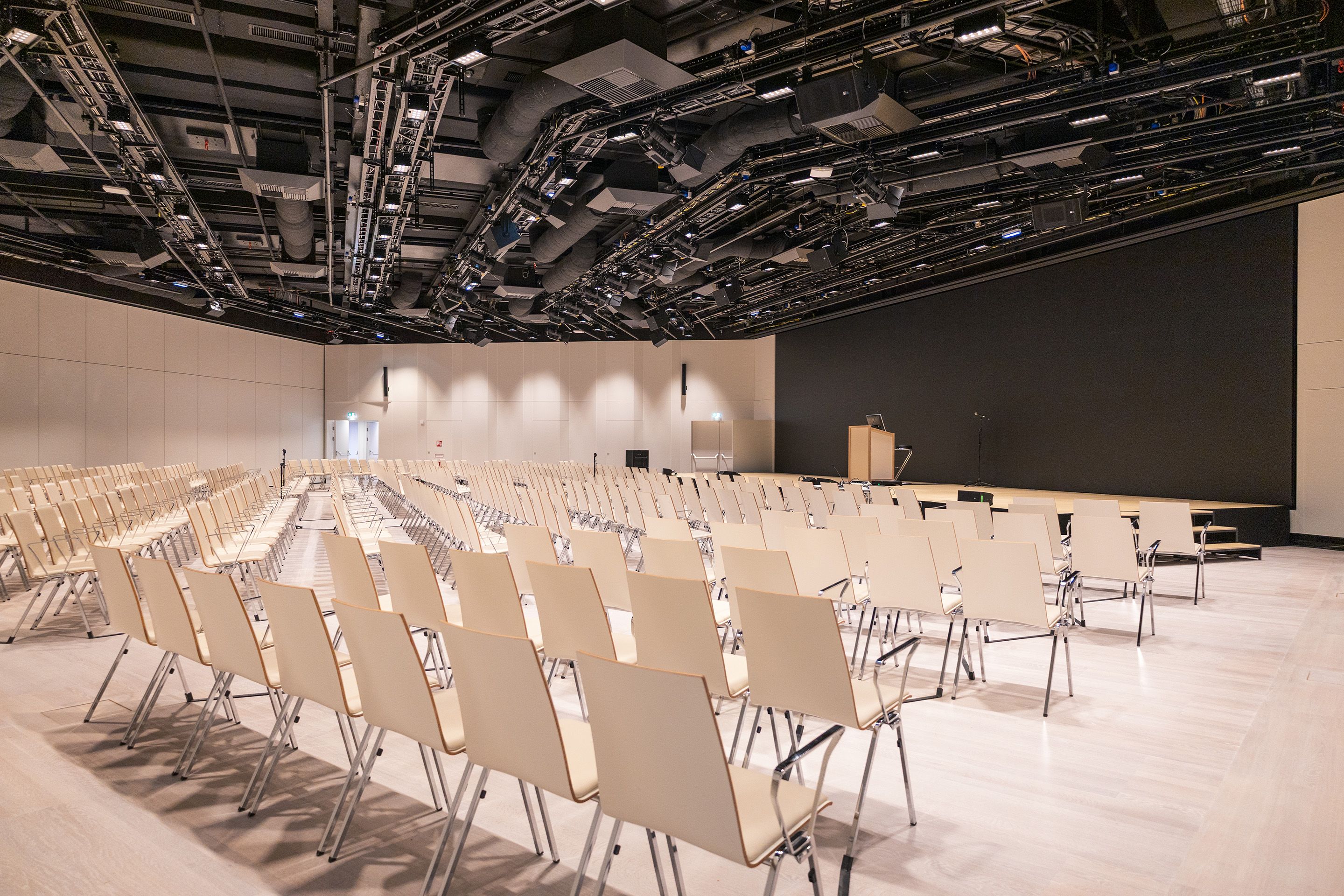 Saal D1 auf Level -2 im Austria Center Vienna mit Sitzreihen und großer Buehne