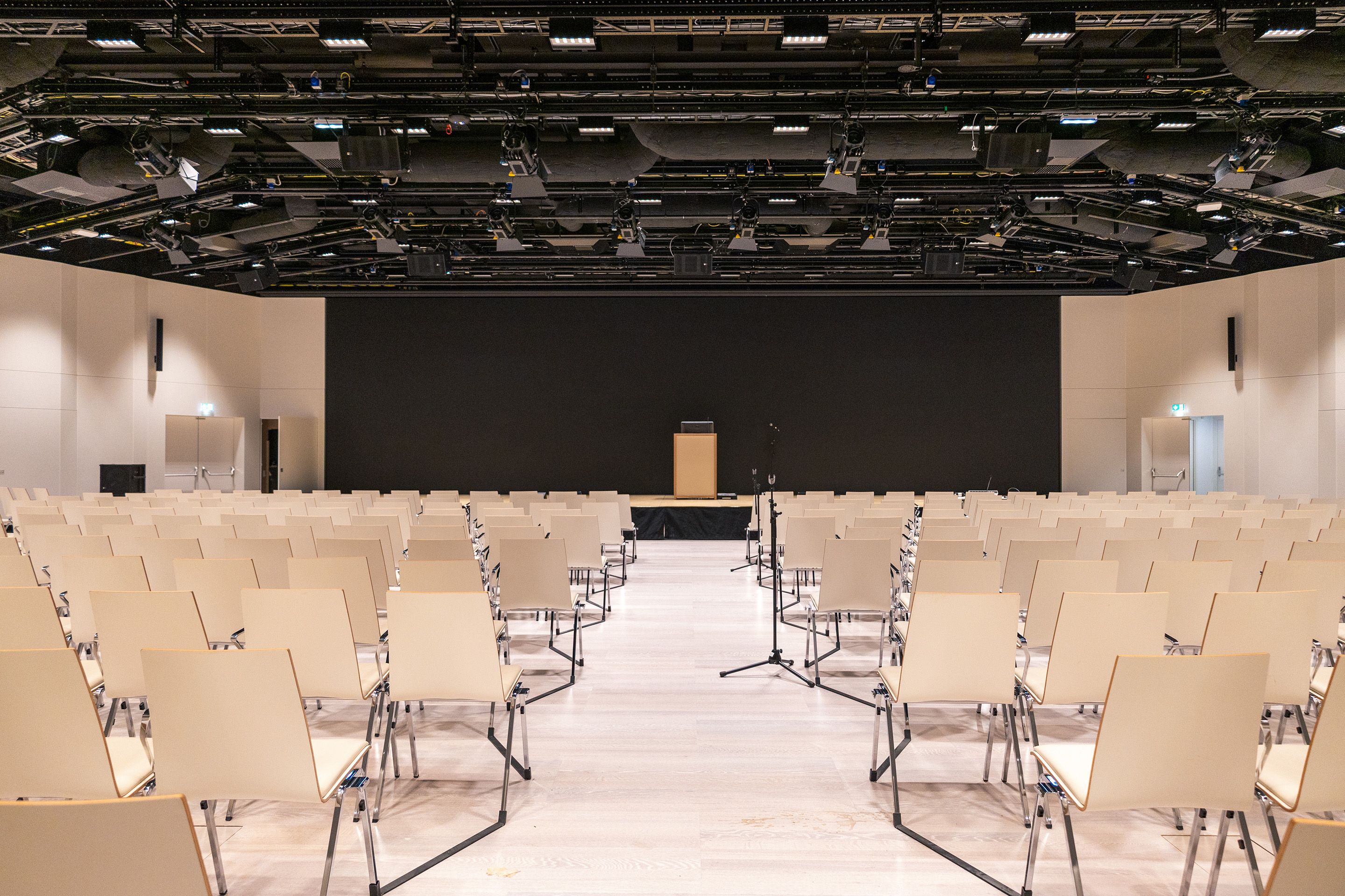 Saal D1 auf Level -2 im Austria Center Vienna mit Sitzreihen und großer Buehne
