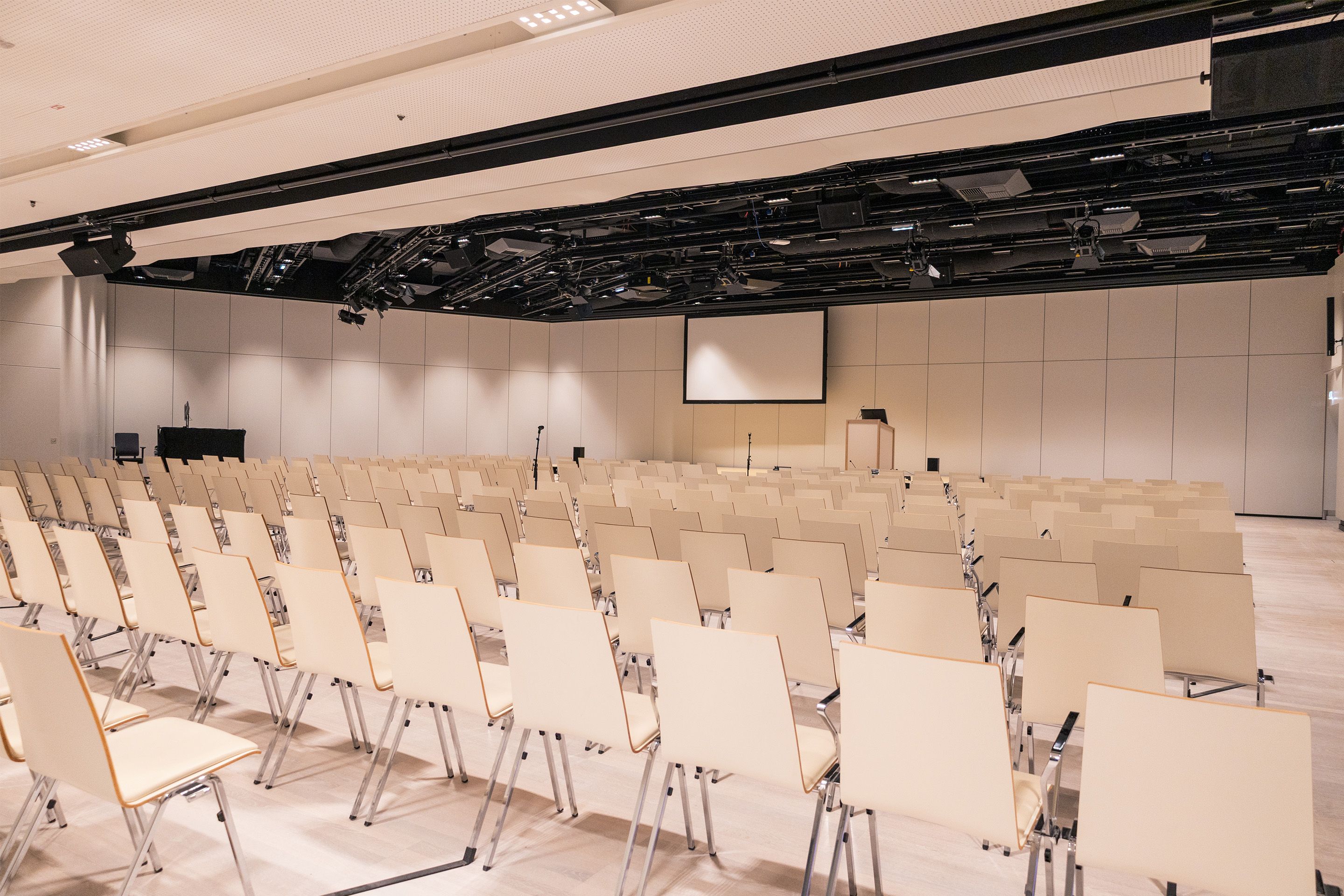 Saal D2 auf Level -2 im Austria Center Vienna mit Sitzreihen und großer Buehne