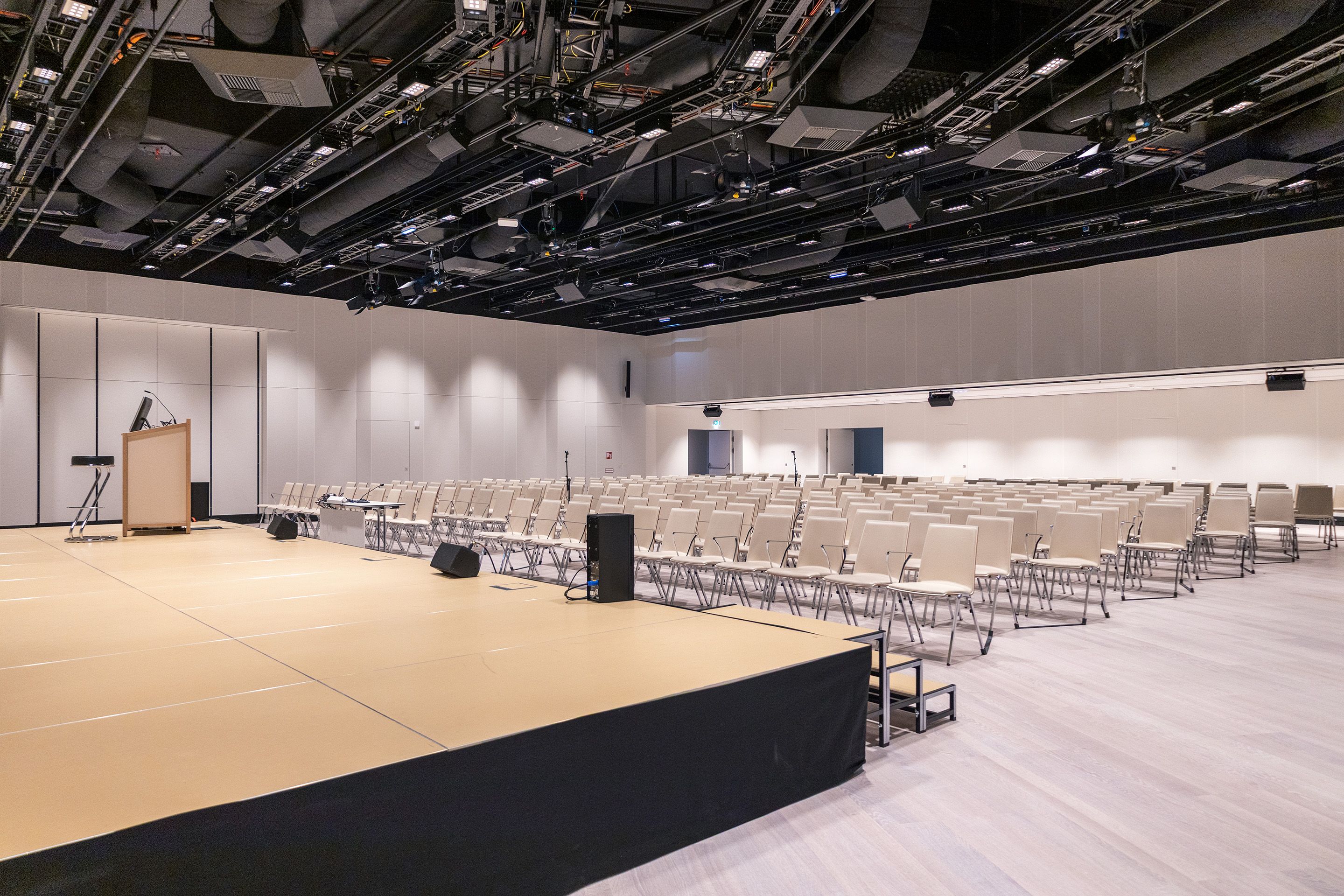 Saal D2 auf Level -2 im Austria Center Vienna mit Sitzreihen und großer Buehne