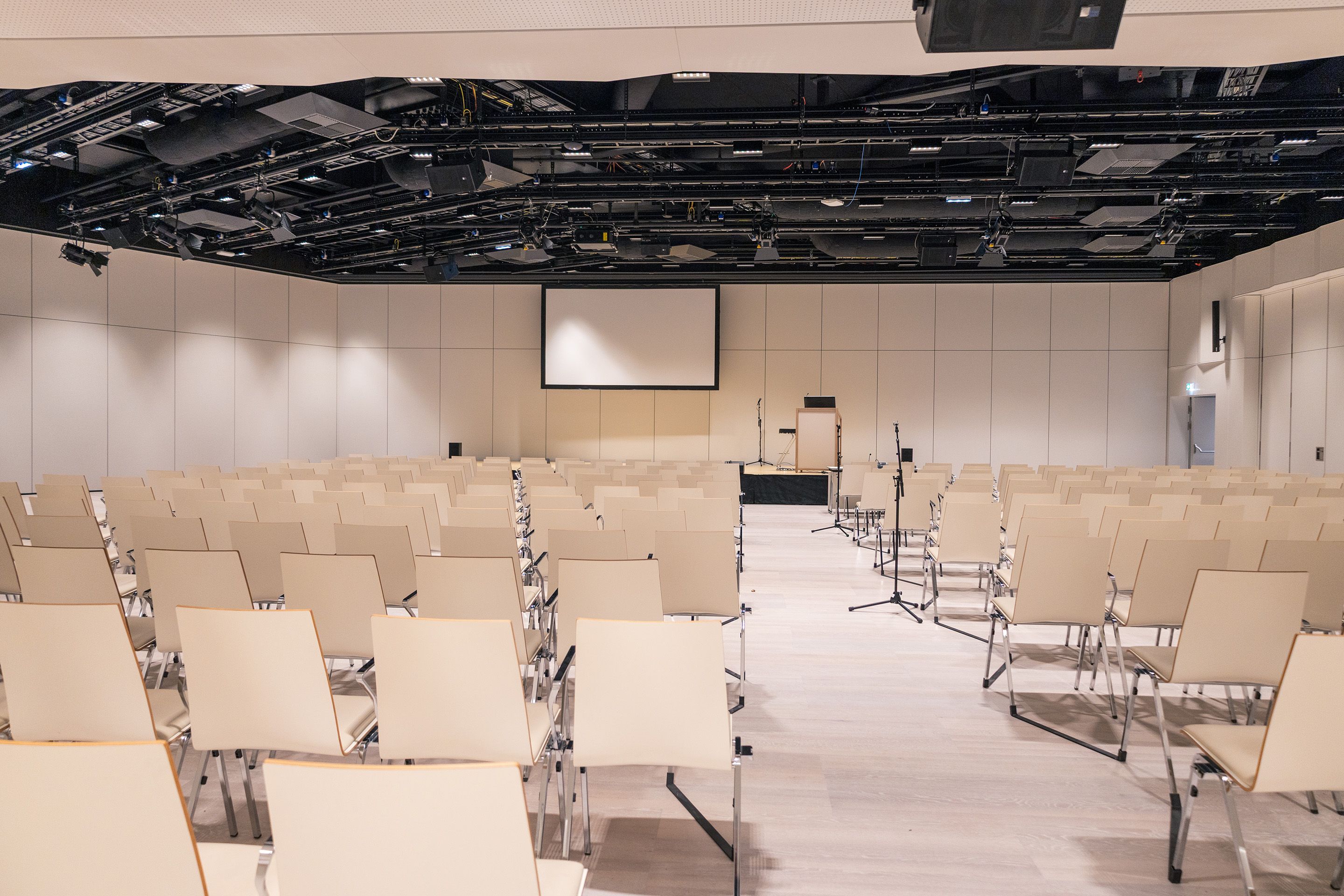 Saal D2 auf Level -2 im Austria Center Vienna mit Sitzreihen, Buehne und Leinwand