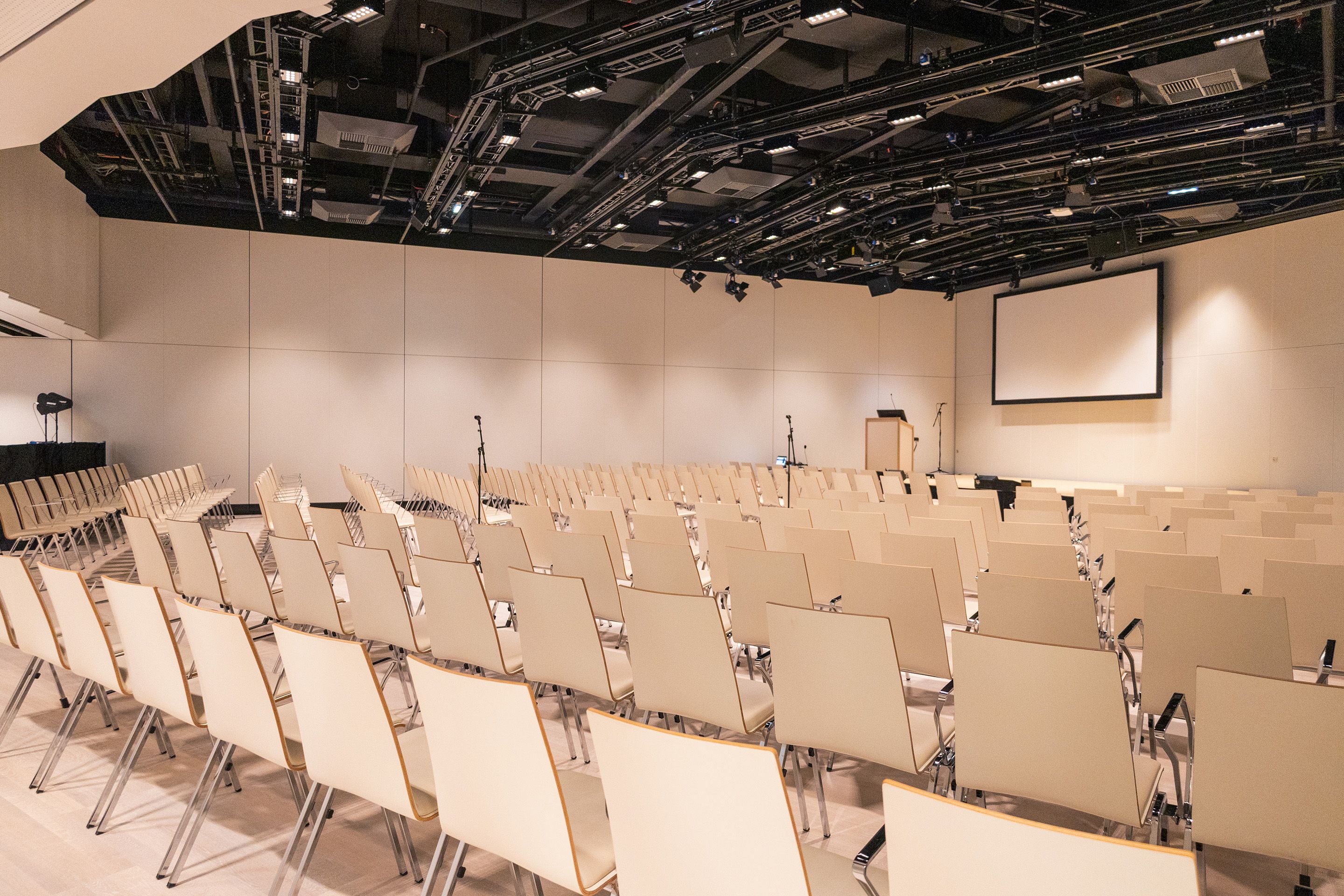Saal D2 auf Level -2 im Austria Center Vienna mit Sitzreihen, Buehne und Leinwand