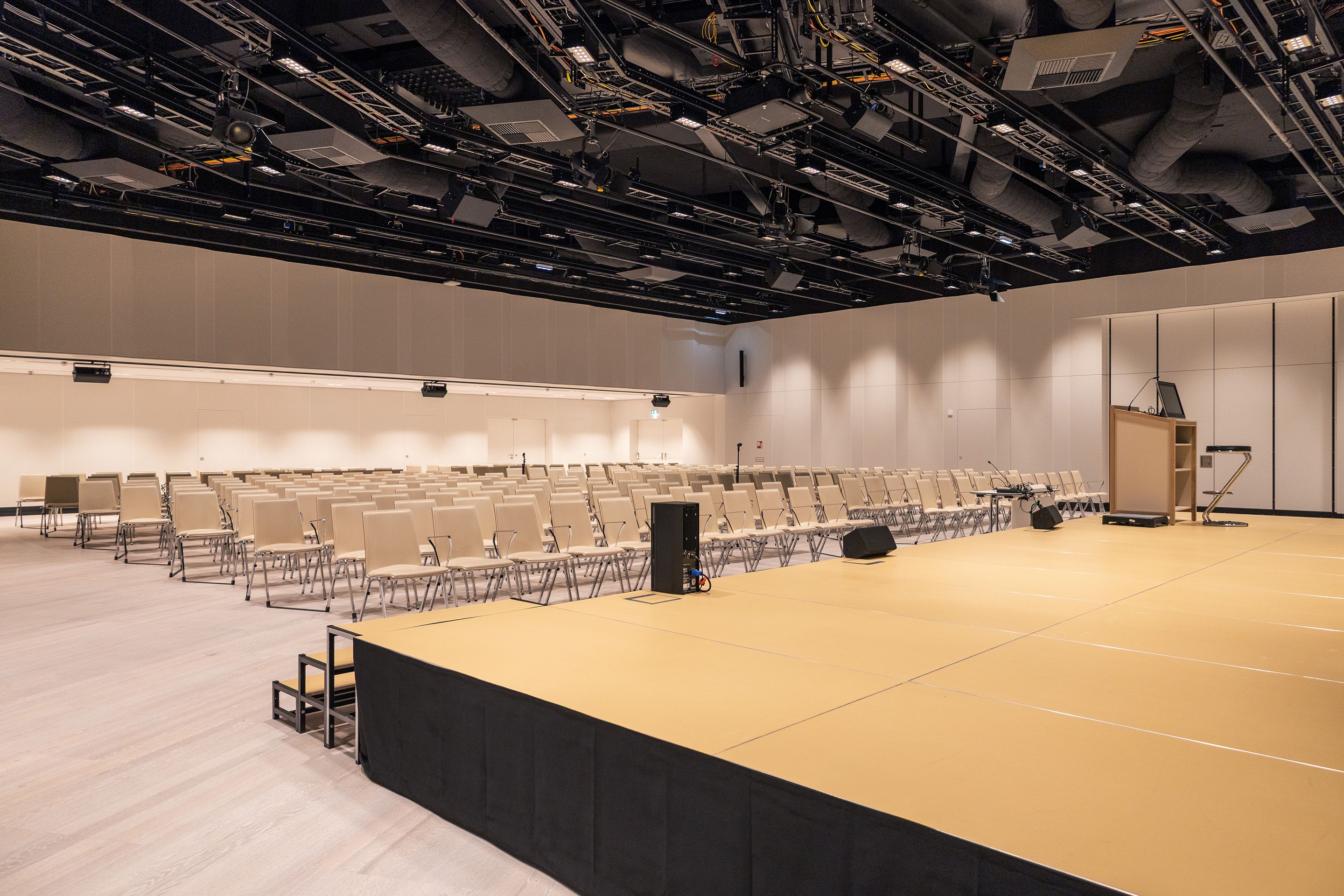 Saal D3 auf Level -2 im Austria Center Vienna mit Sitzreihen und großer Buehne