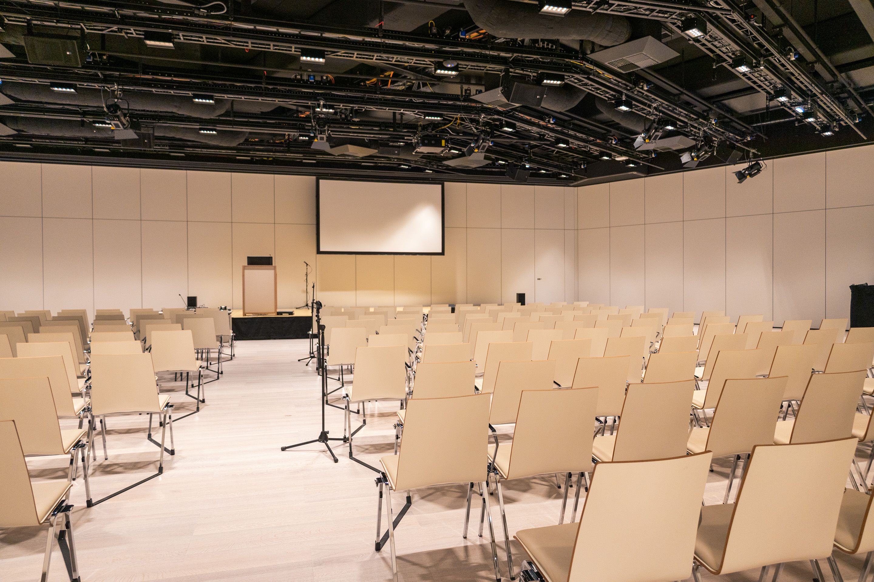 Saal D3 auf Level -2 im Austria Center Vienna mit Sitzreihen, Buehne und Leinwand