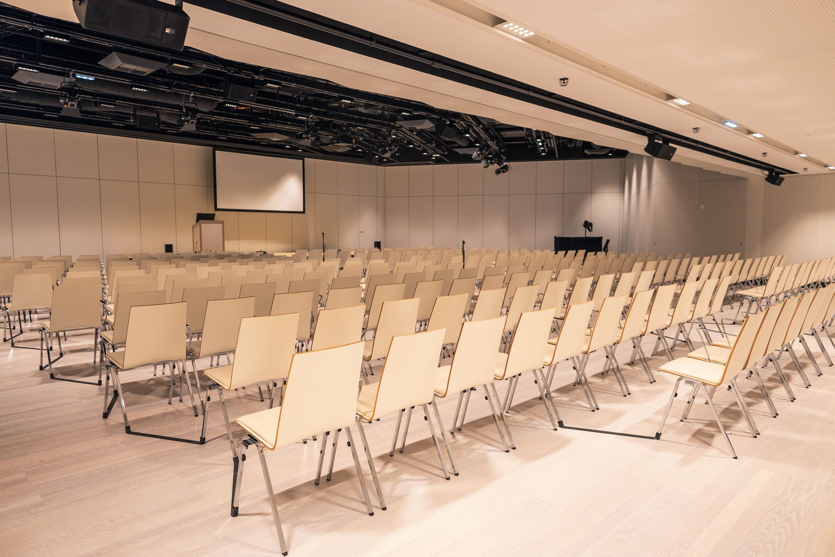 Saal D3 auf Level -2 im Austria Center Vienna mit Sitzreihen, Buehne und Leinwand