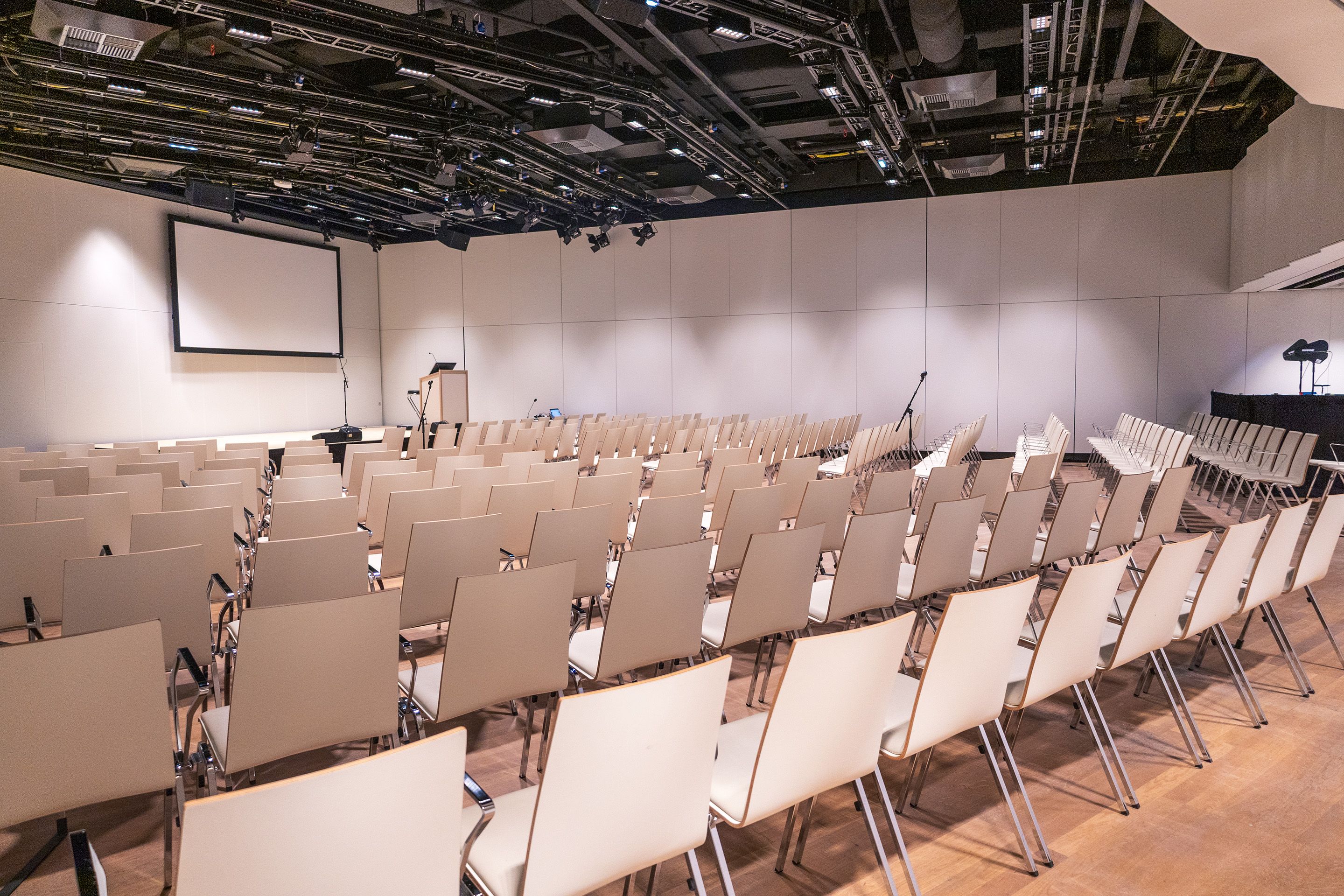 Saal G1 auf Level -2 im Austria Center Vienna mit Sitzreihen, Buehne und Leinwand