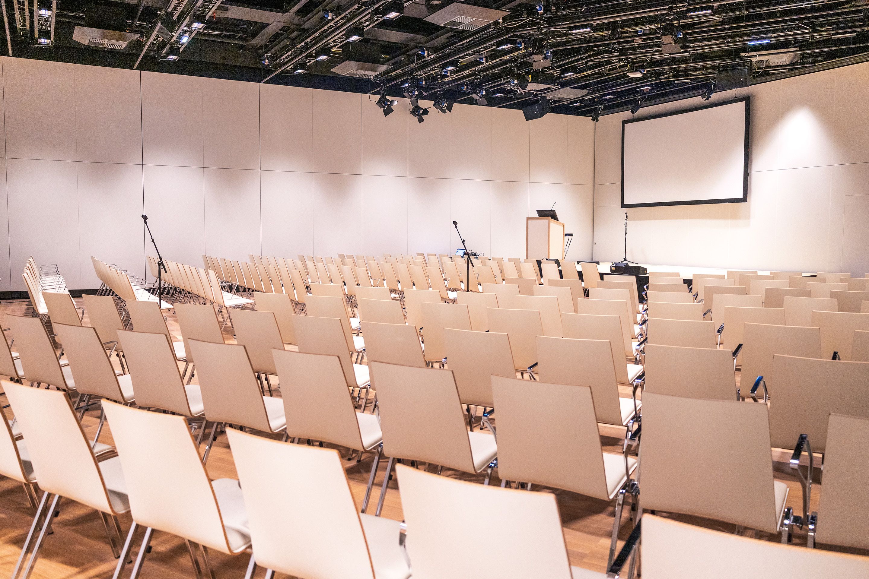 Saal G2 auf Level -2 im Austria Center Vienna mit Sitzreihen, Buehne und Leinwand