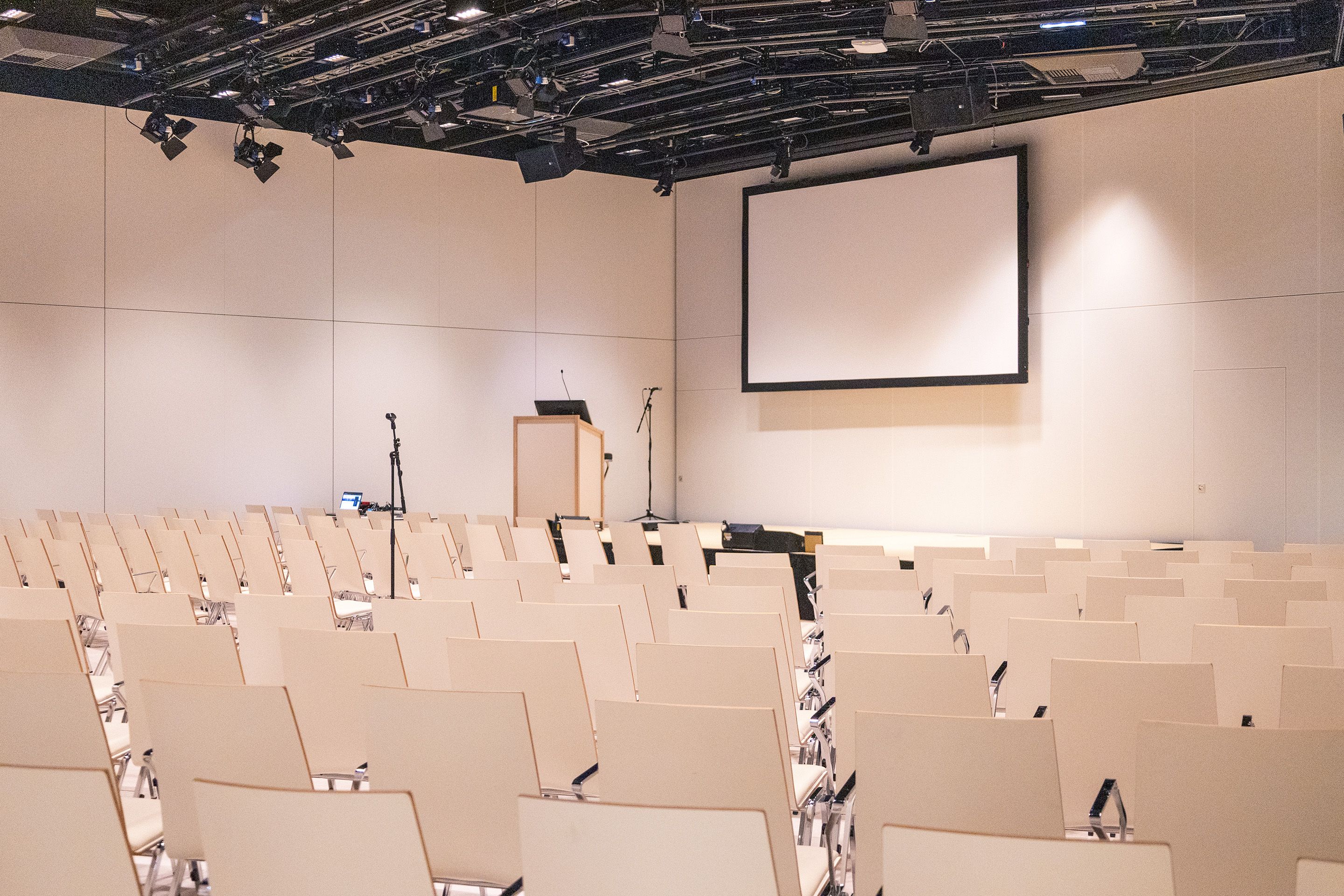 Saal K2 auf Level -2 im Austria Center Vienna mit Sitzreihen, Buehne und Leinwand