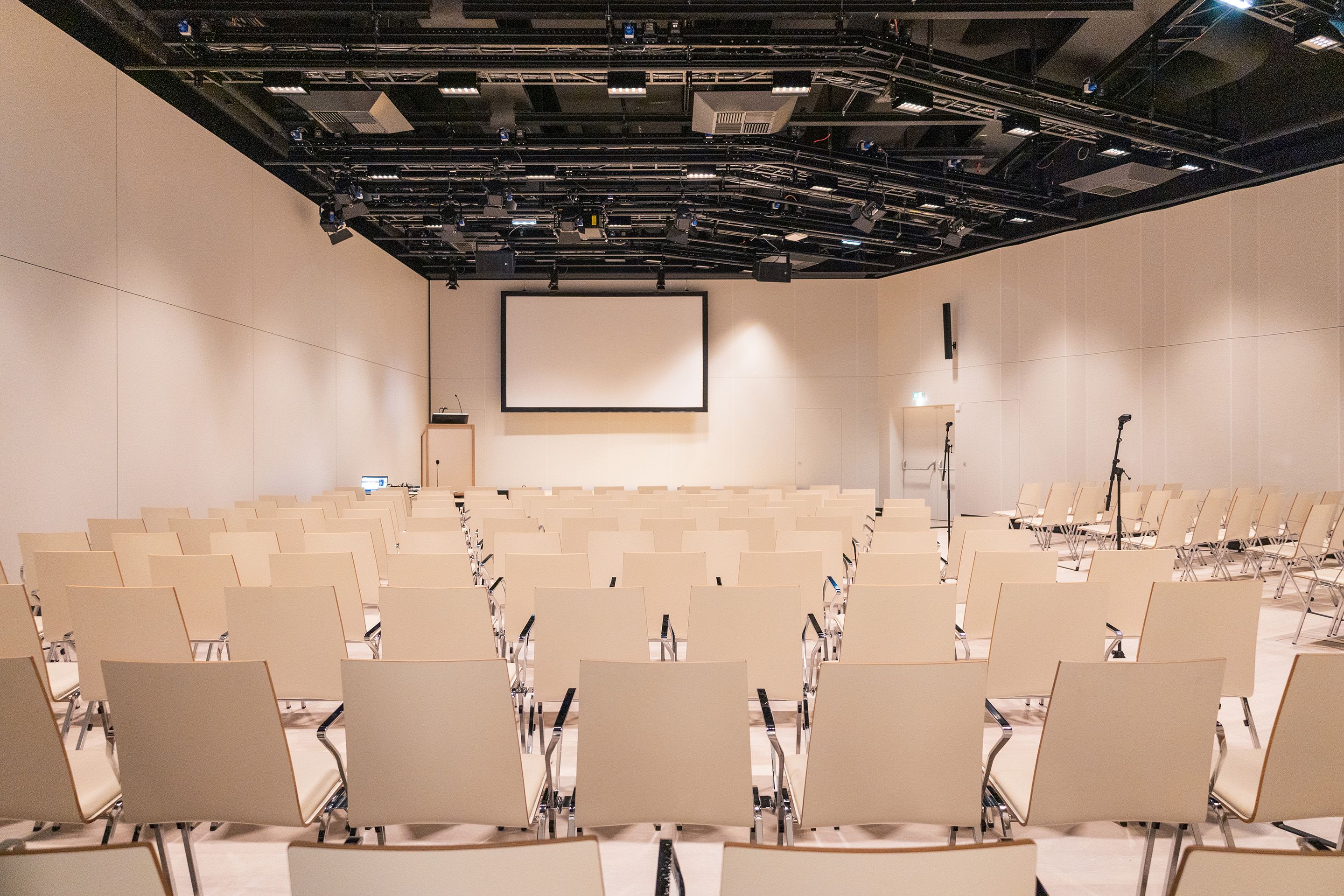 Saal K2 auf Level -2 im Austria Center Vienna mit Sitzreihen, Buehne und Leinwand