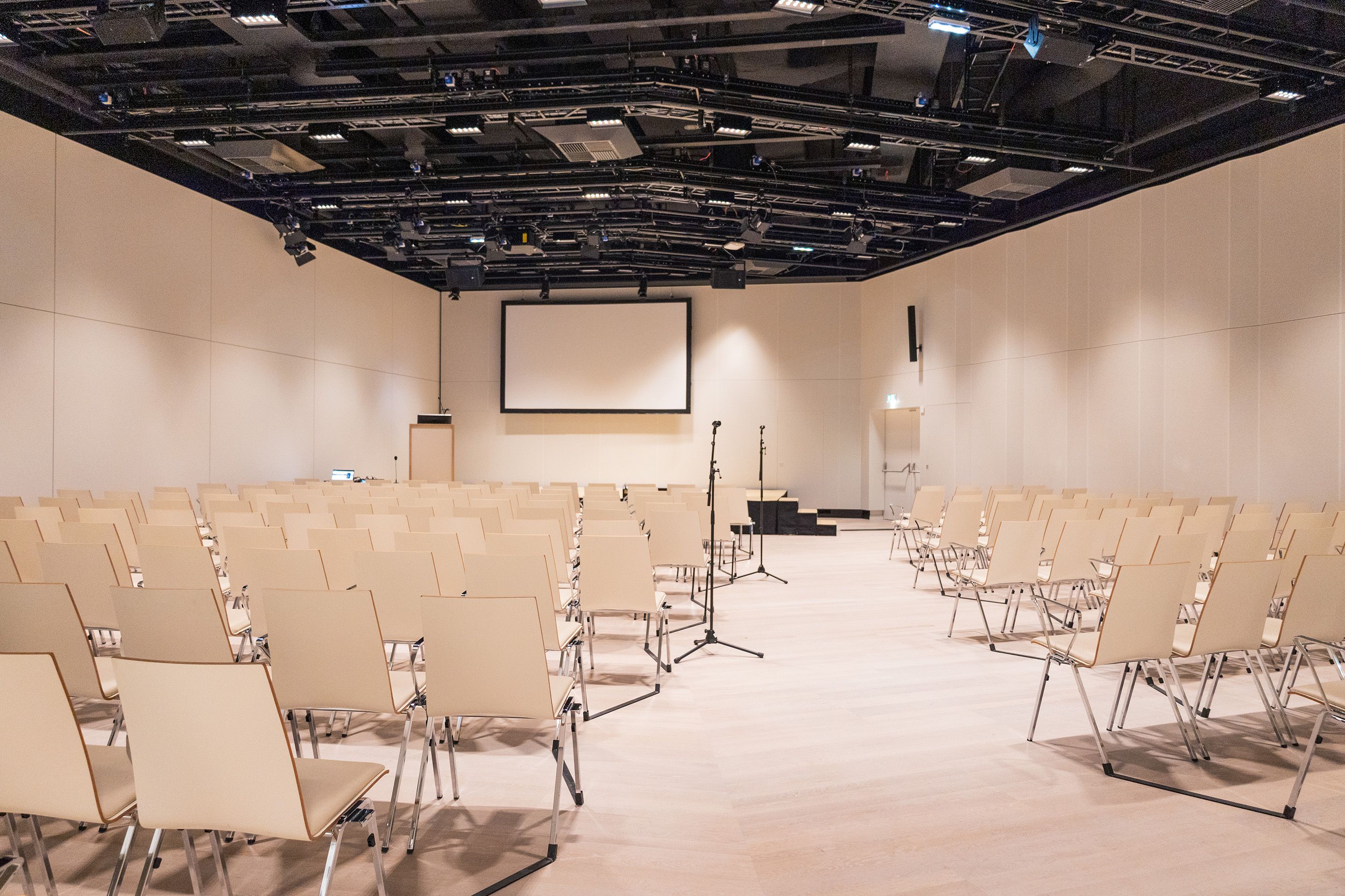 Saal K2 auf Level -2 im Austria Center Vienna mit Sitzreihen, Buehne und Leinwand
